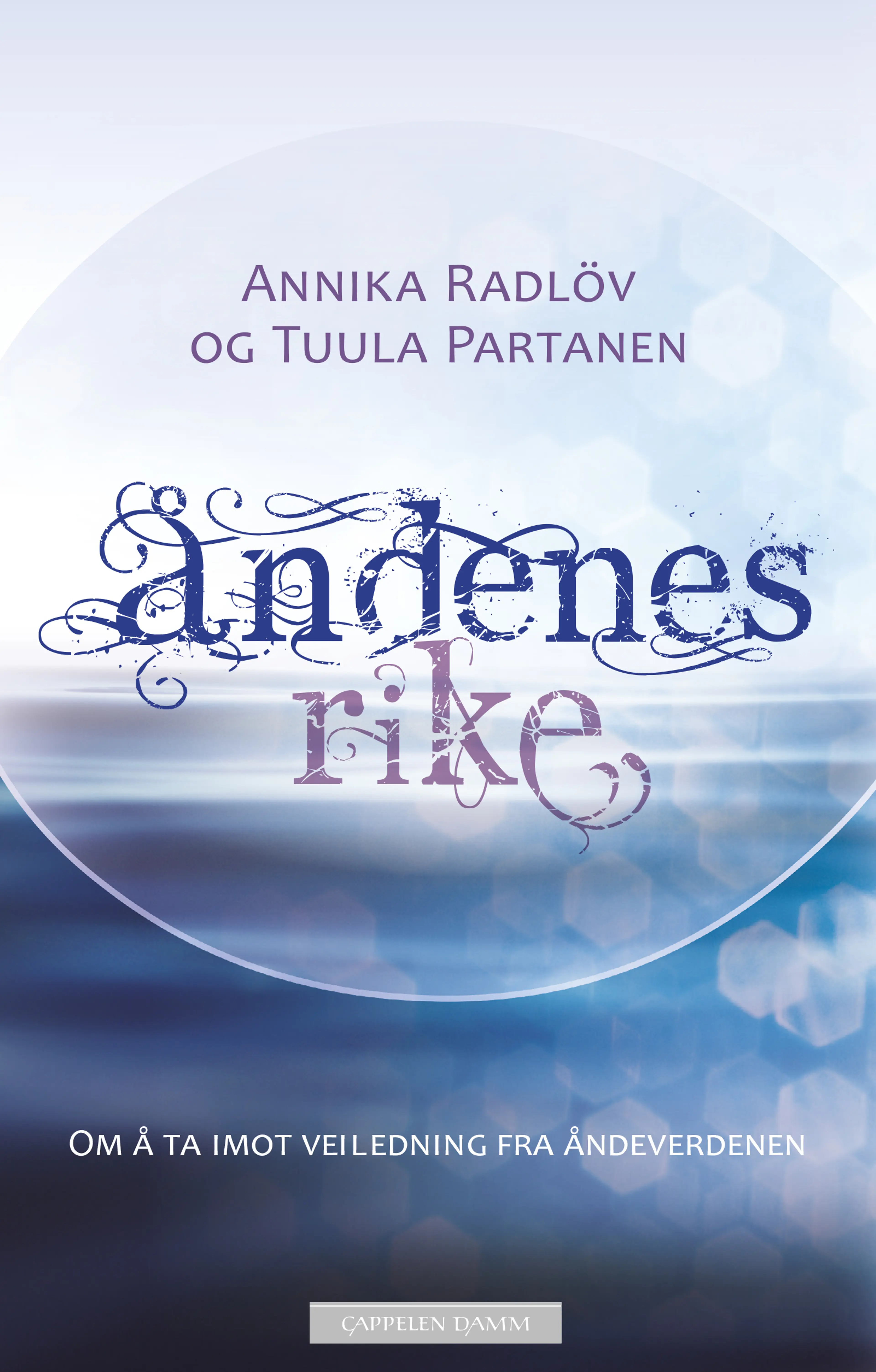 Omslag Åndenes rike av Annika Radlöv og Tuula Partanen (Heftet)