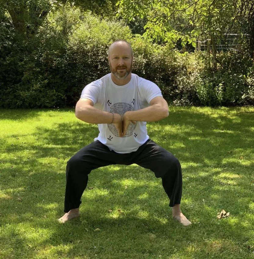 Brynjulf viser thai chi på gresset