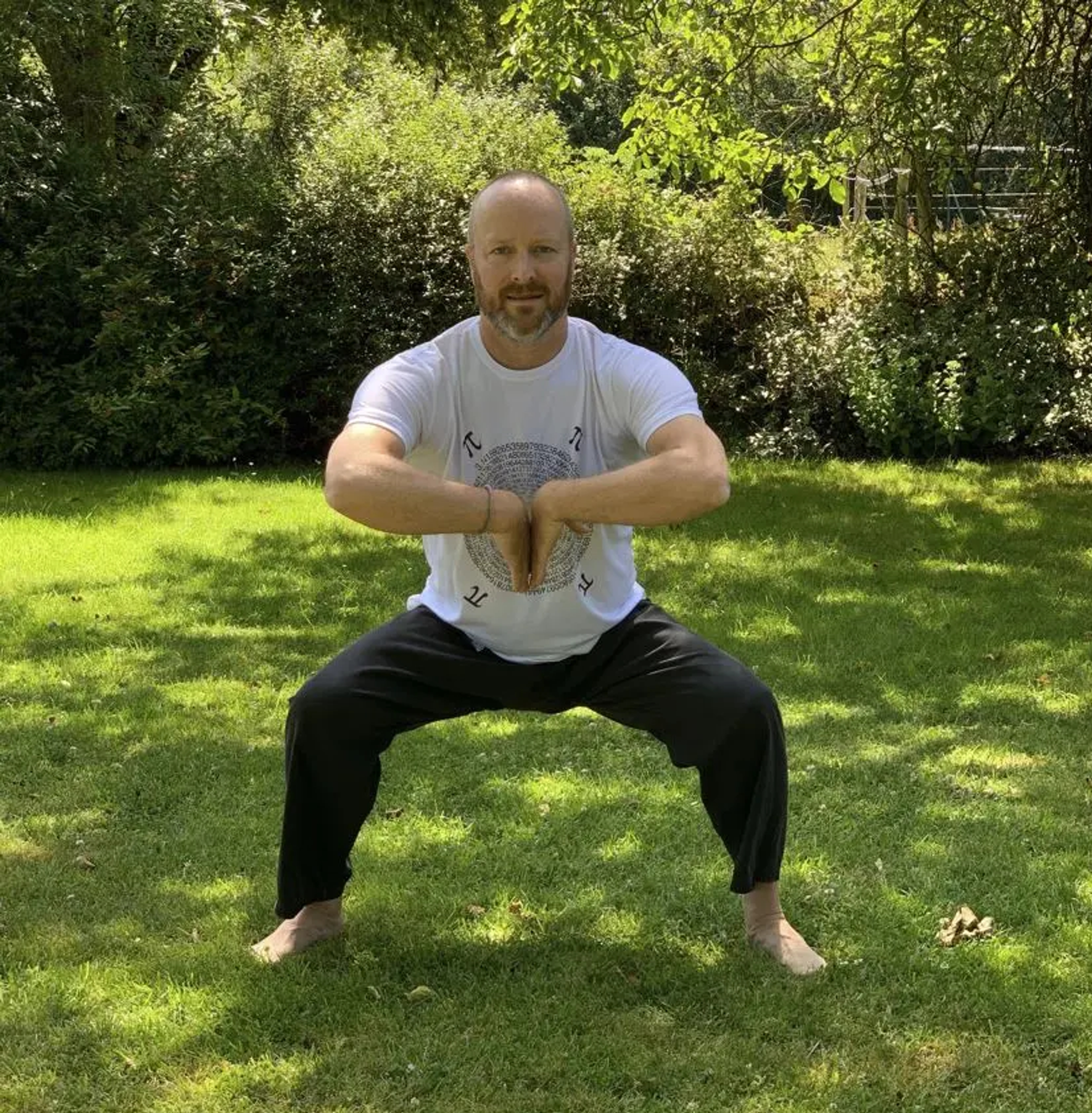 Brynjulf viser thai chi på gresset