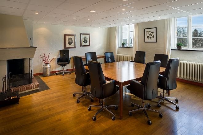 Styremøterom med peis