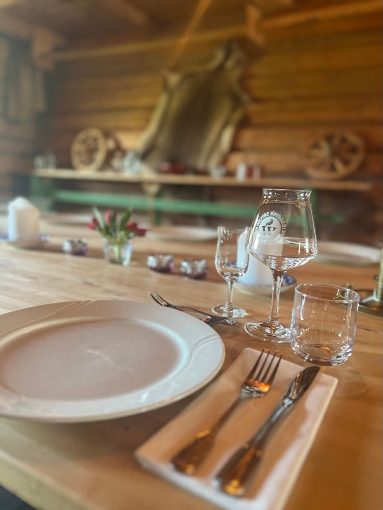 Oppdekket bord i stabburet