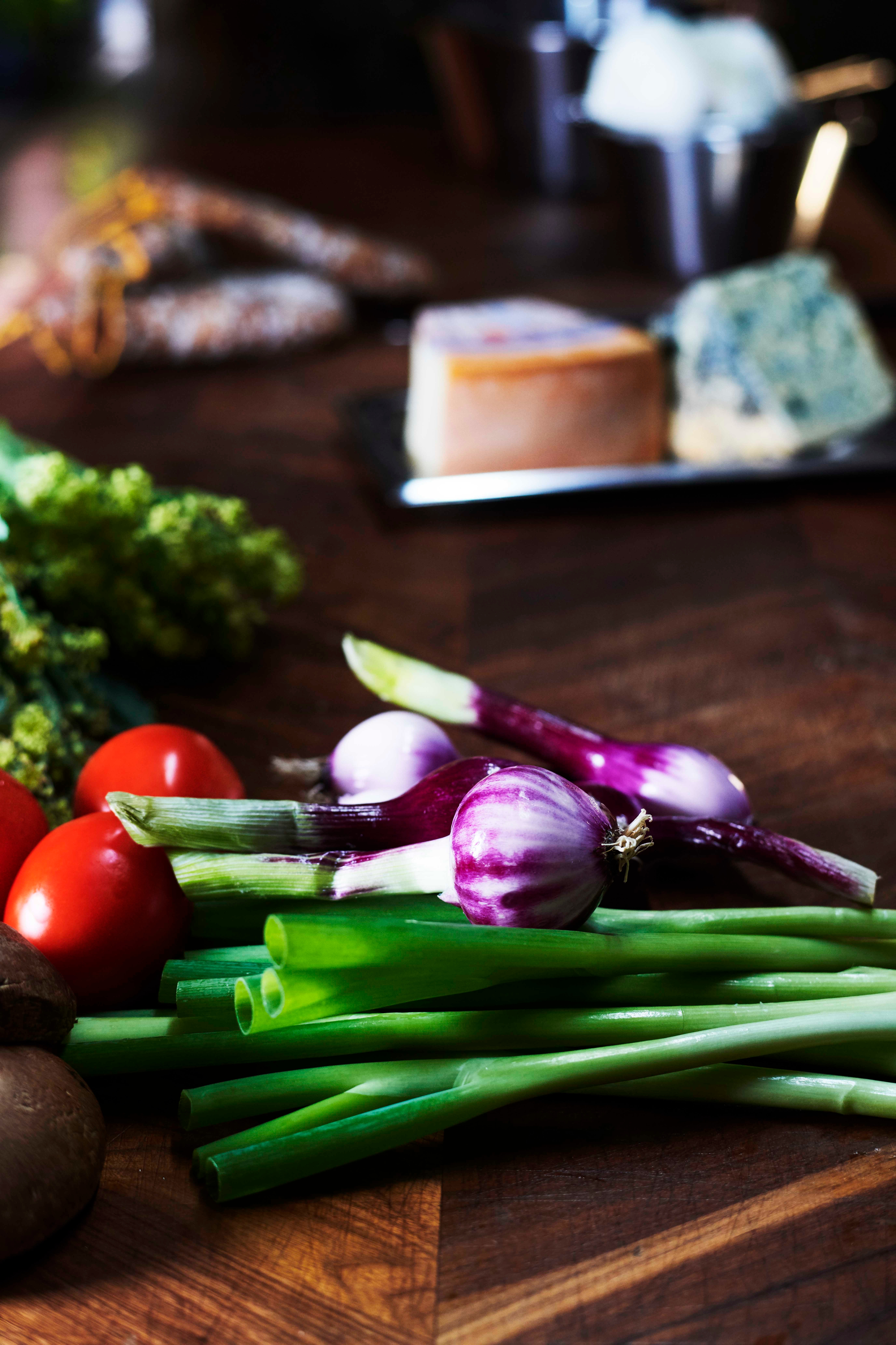 Ferske grønnsaker på ei fjøl