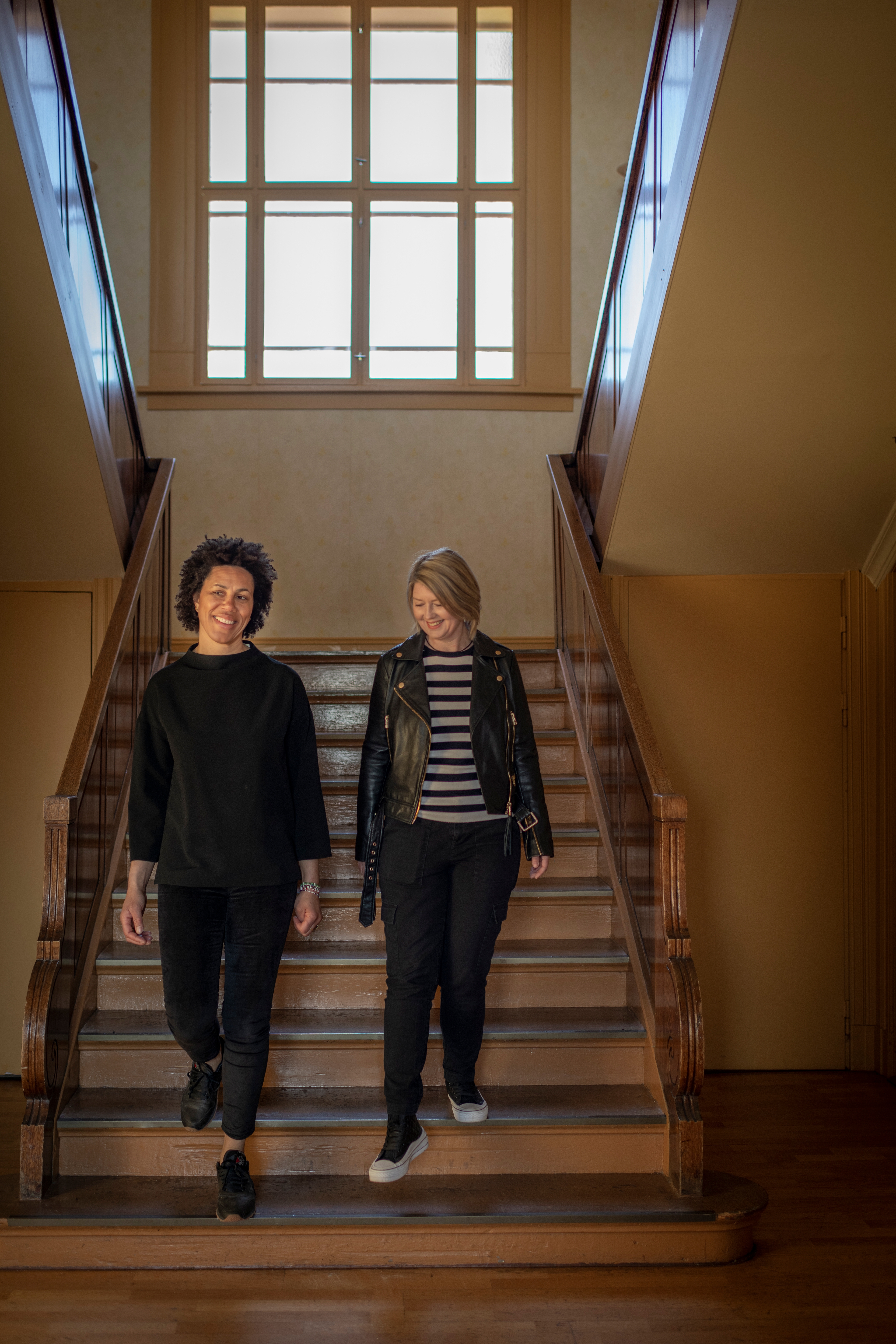 Caroline og Charlotte i konferanselokalene i Asker