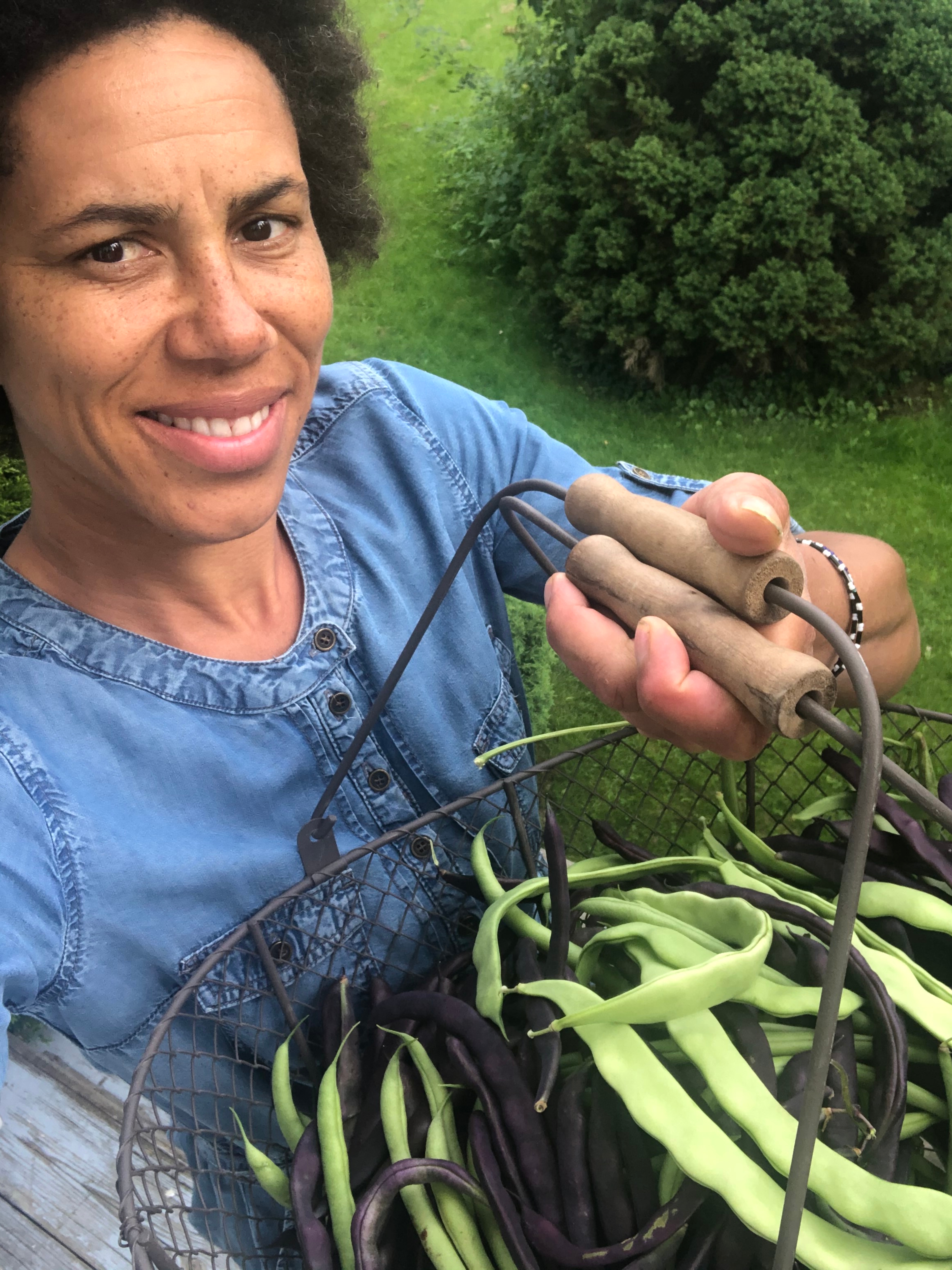 Charlotte med kurv med bønner