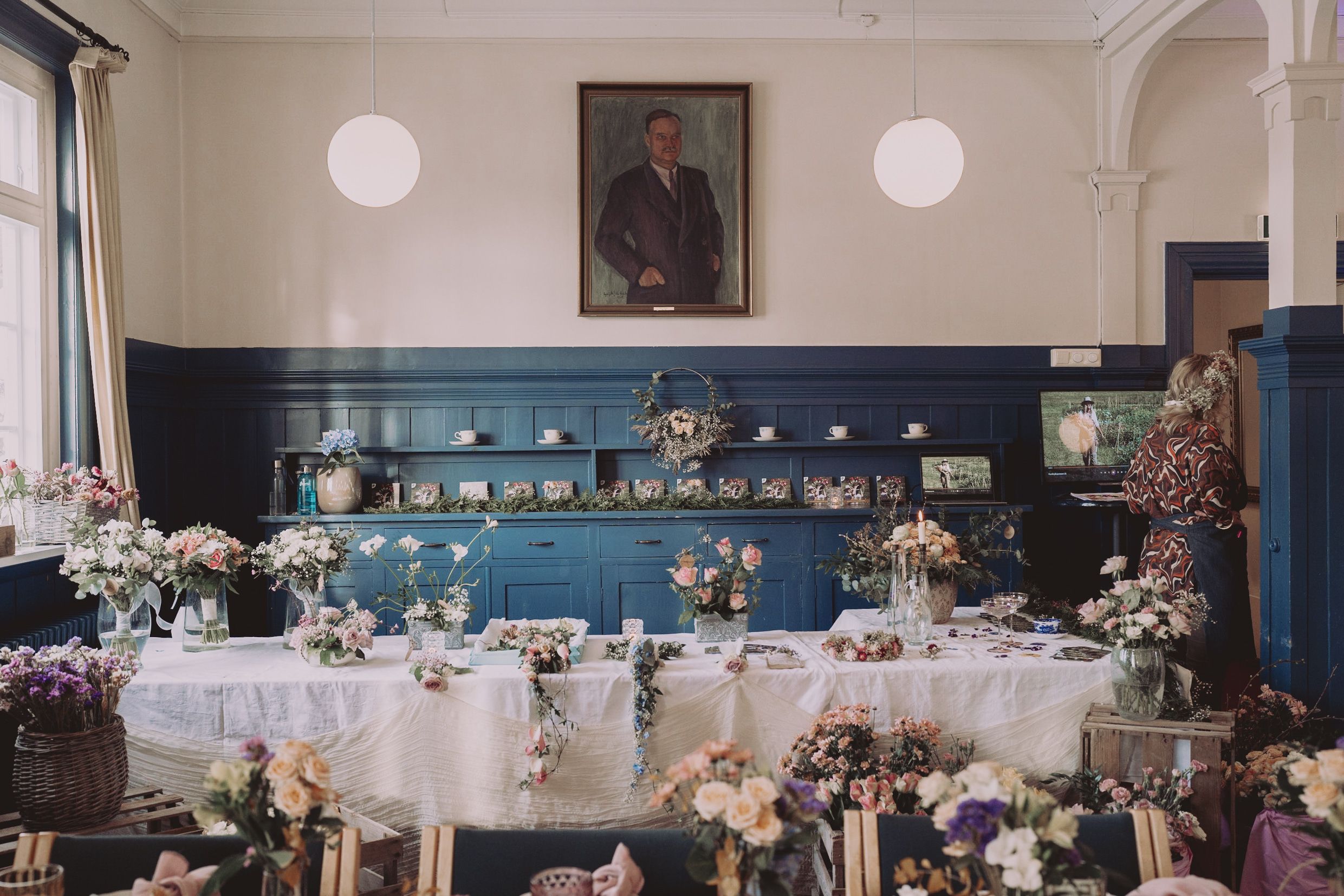 Spisesalen fylt av blomster