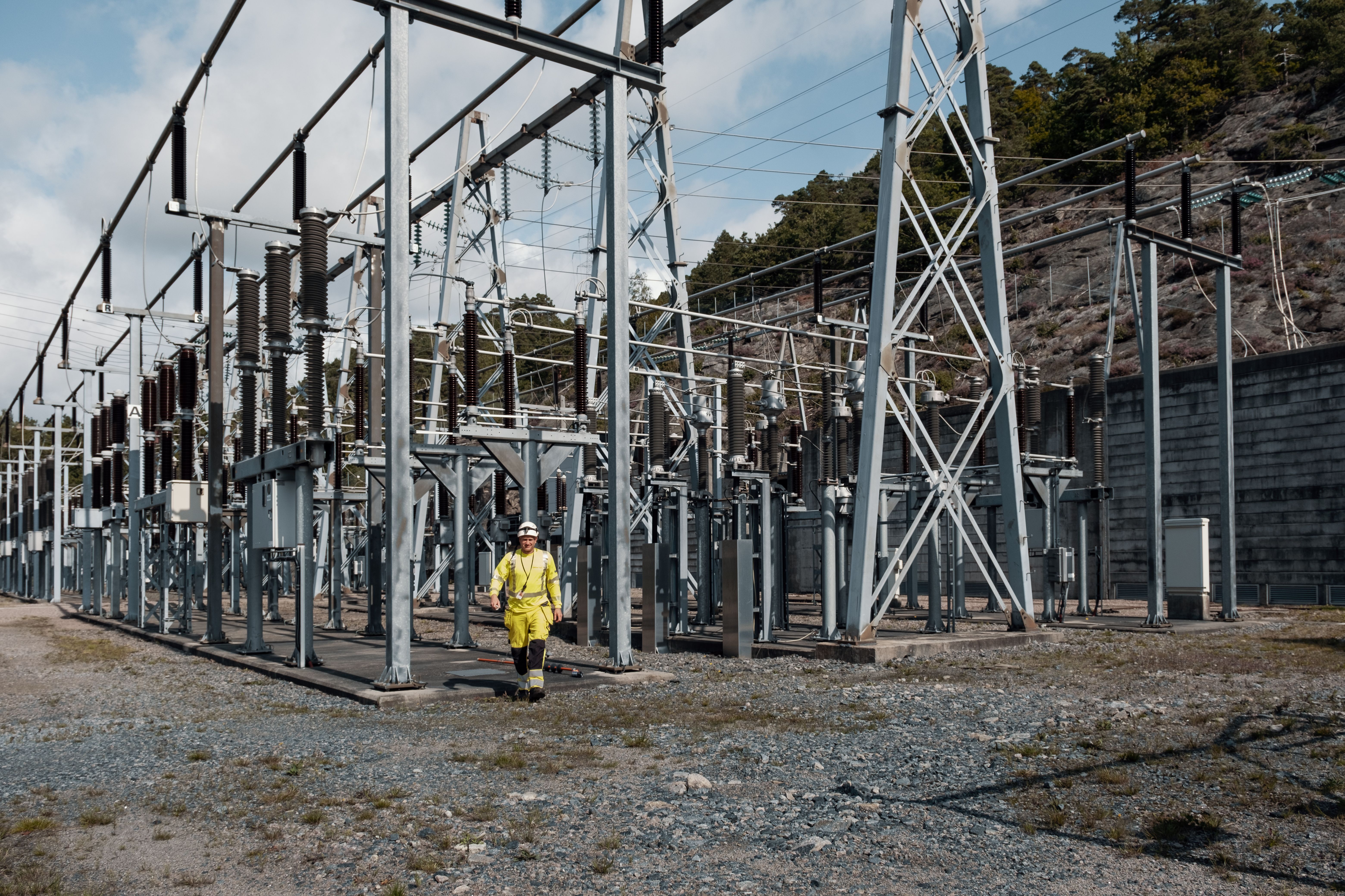 Glitre Nett arbeider foran en transformatorstasjon.