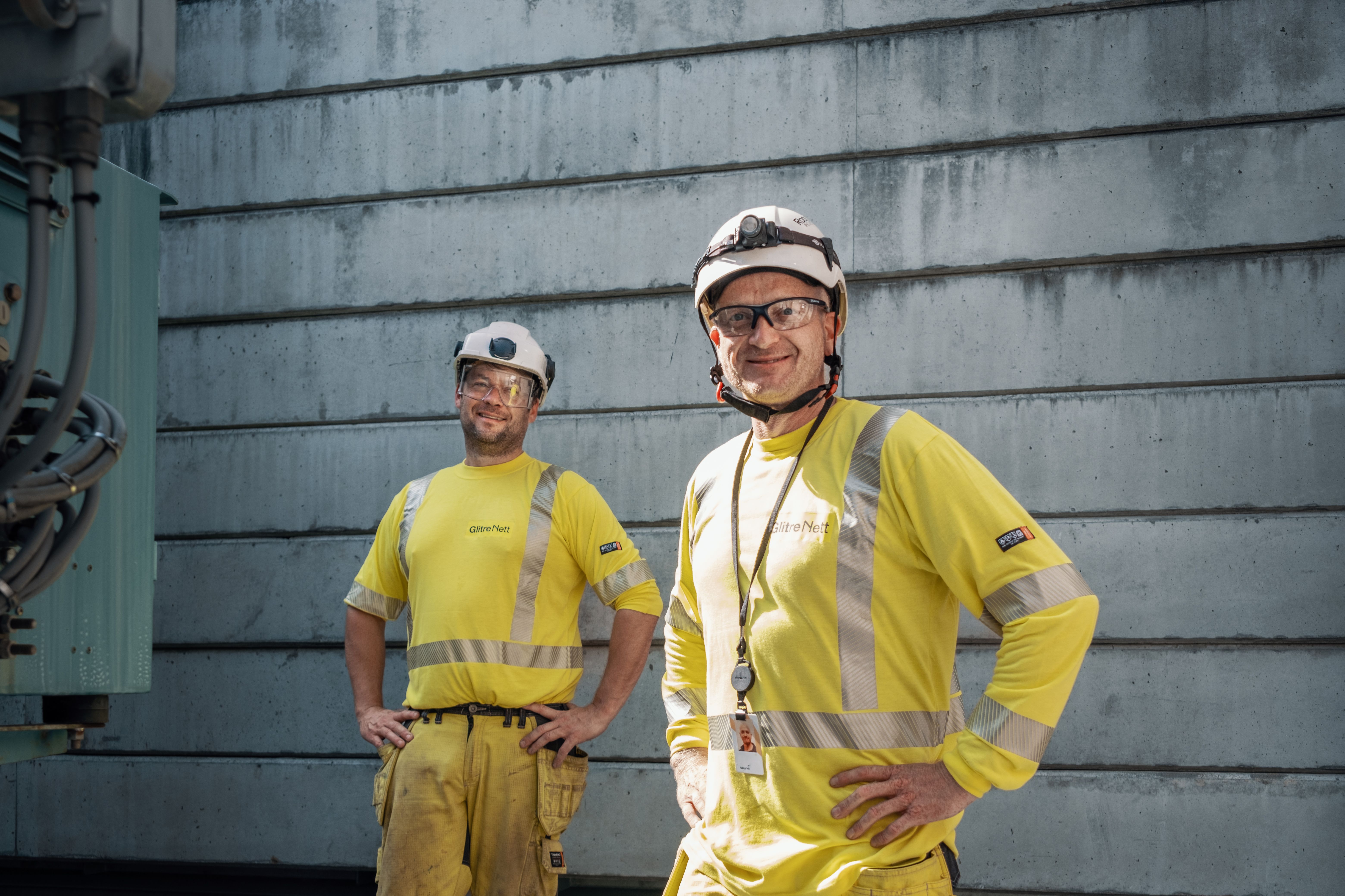 To mennesker og en strømstolpe