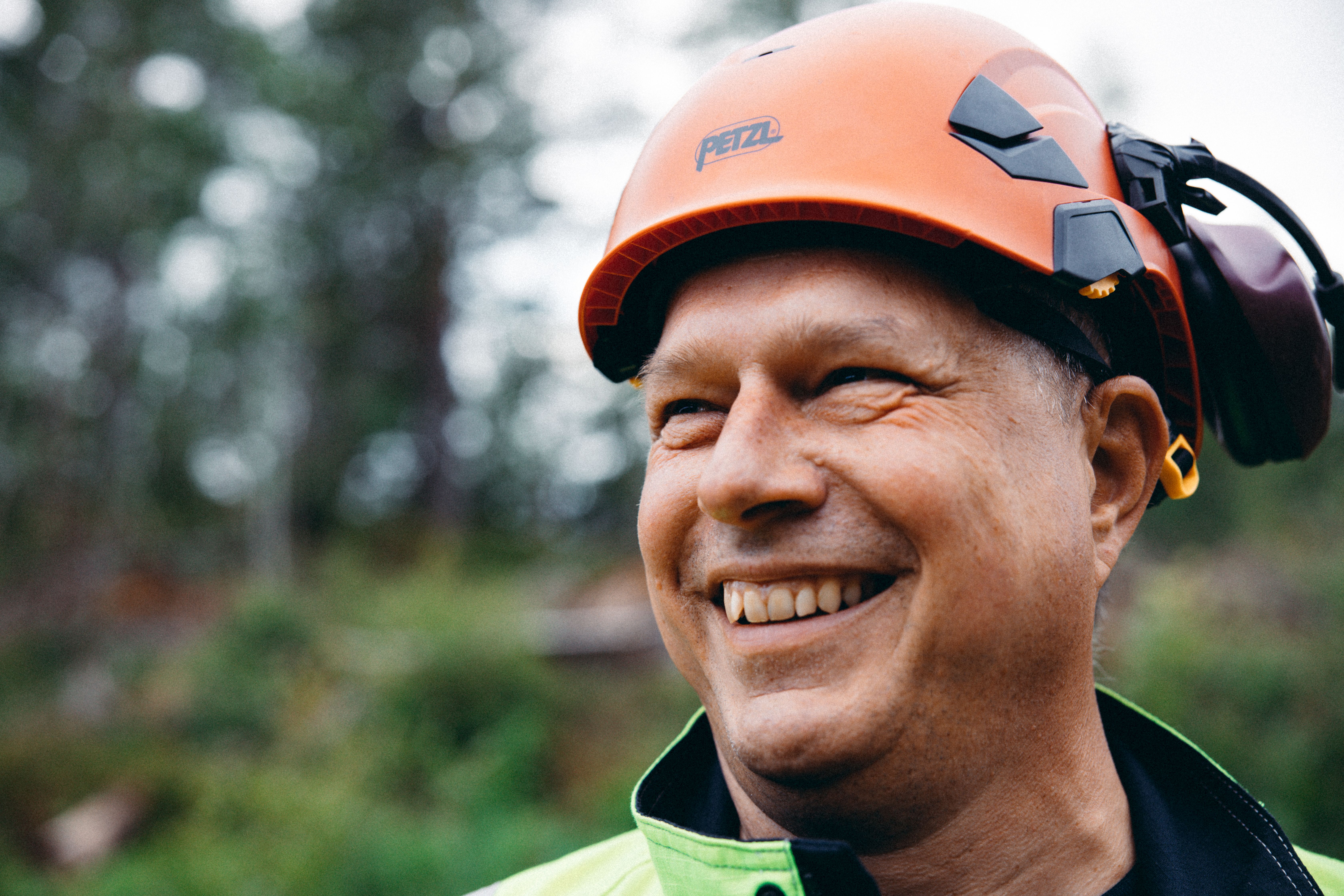 Mann med hjelm som smiler