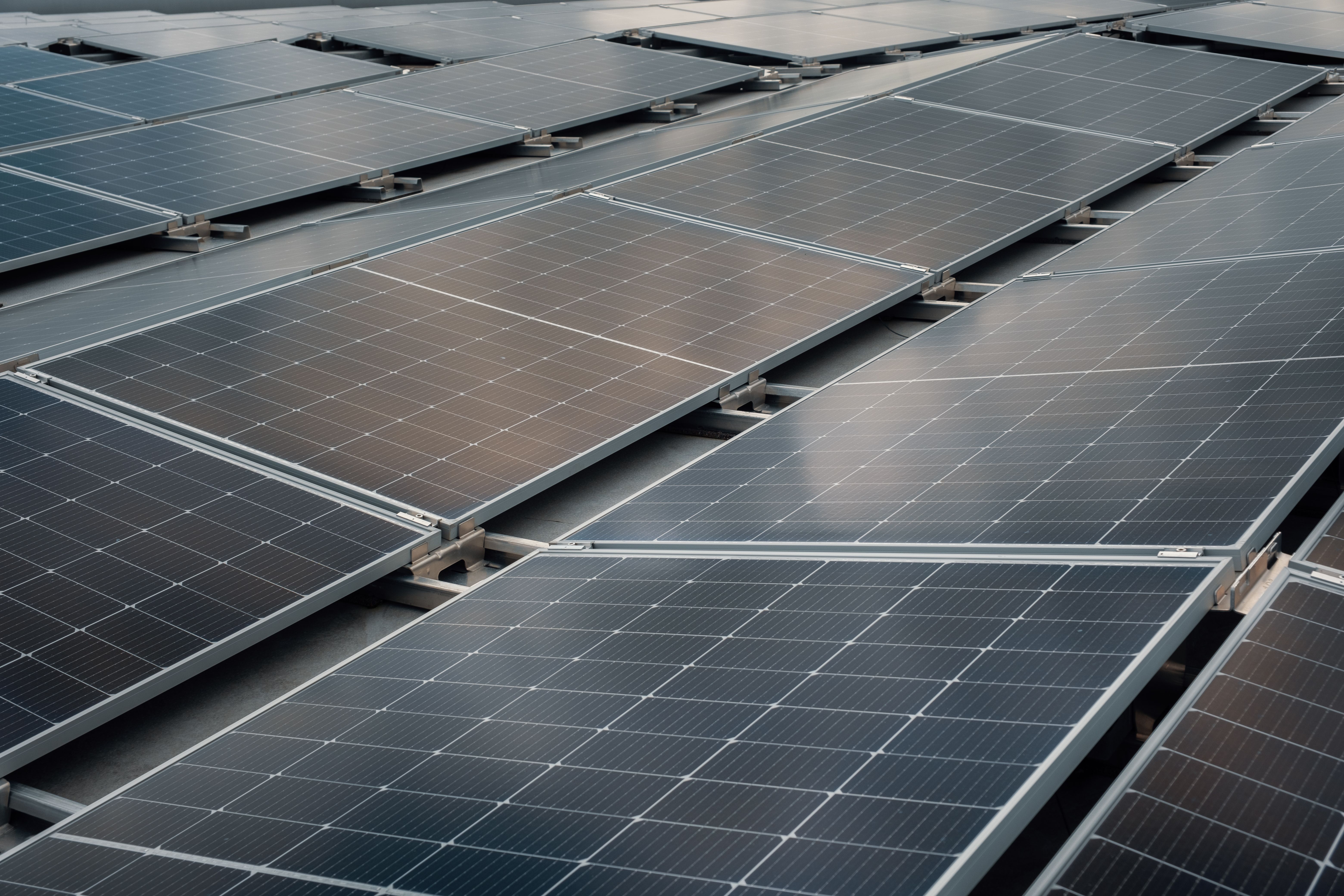 Nærbilde av solceller på tak.