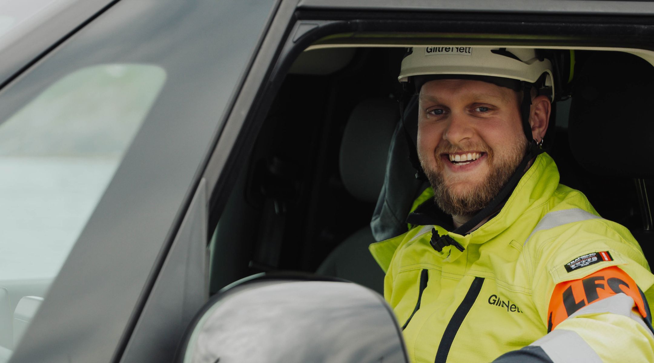 Montør, mann, som sitter i bil