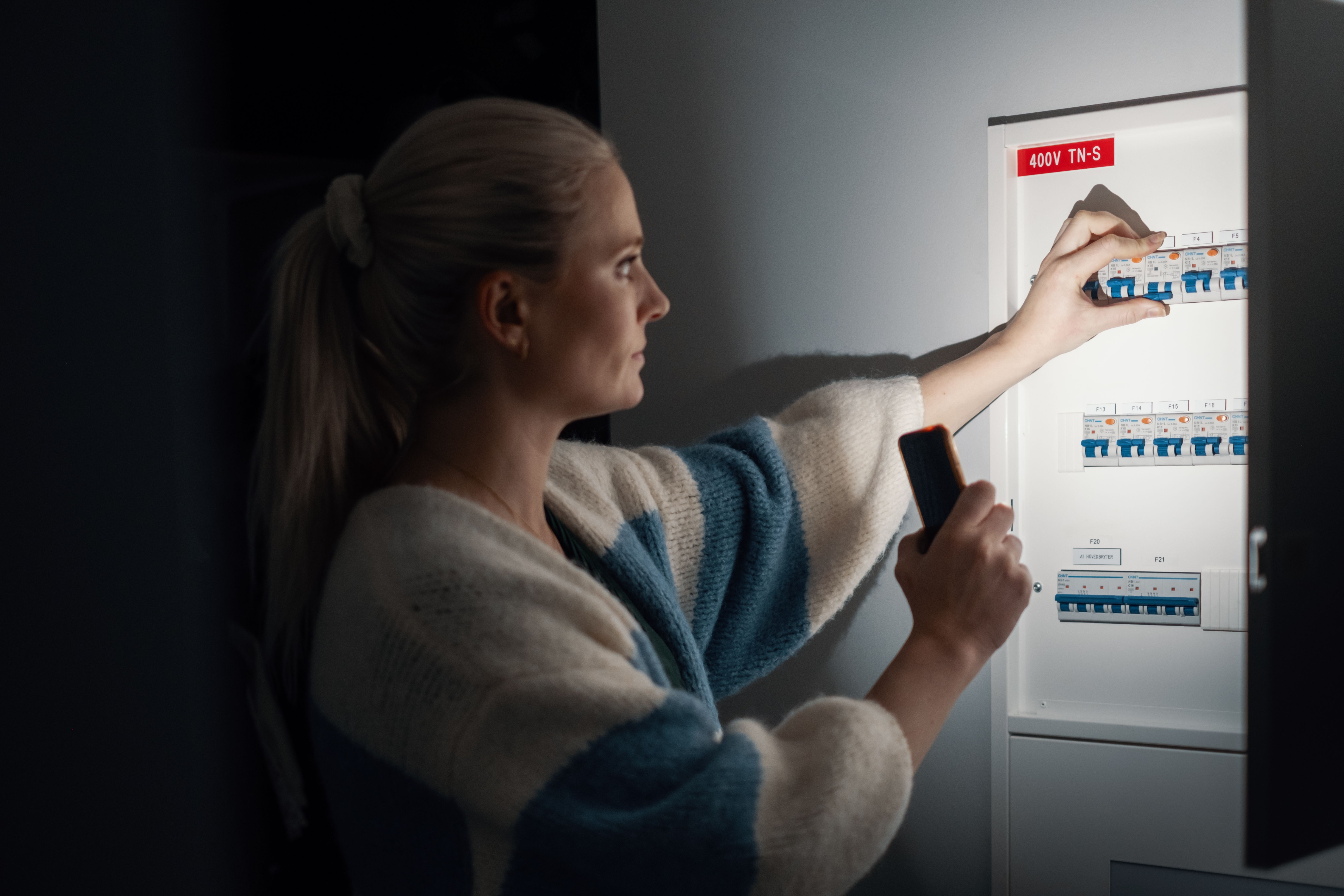 Dame som sjekker sitt sikringsskap.