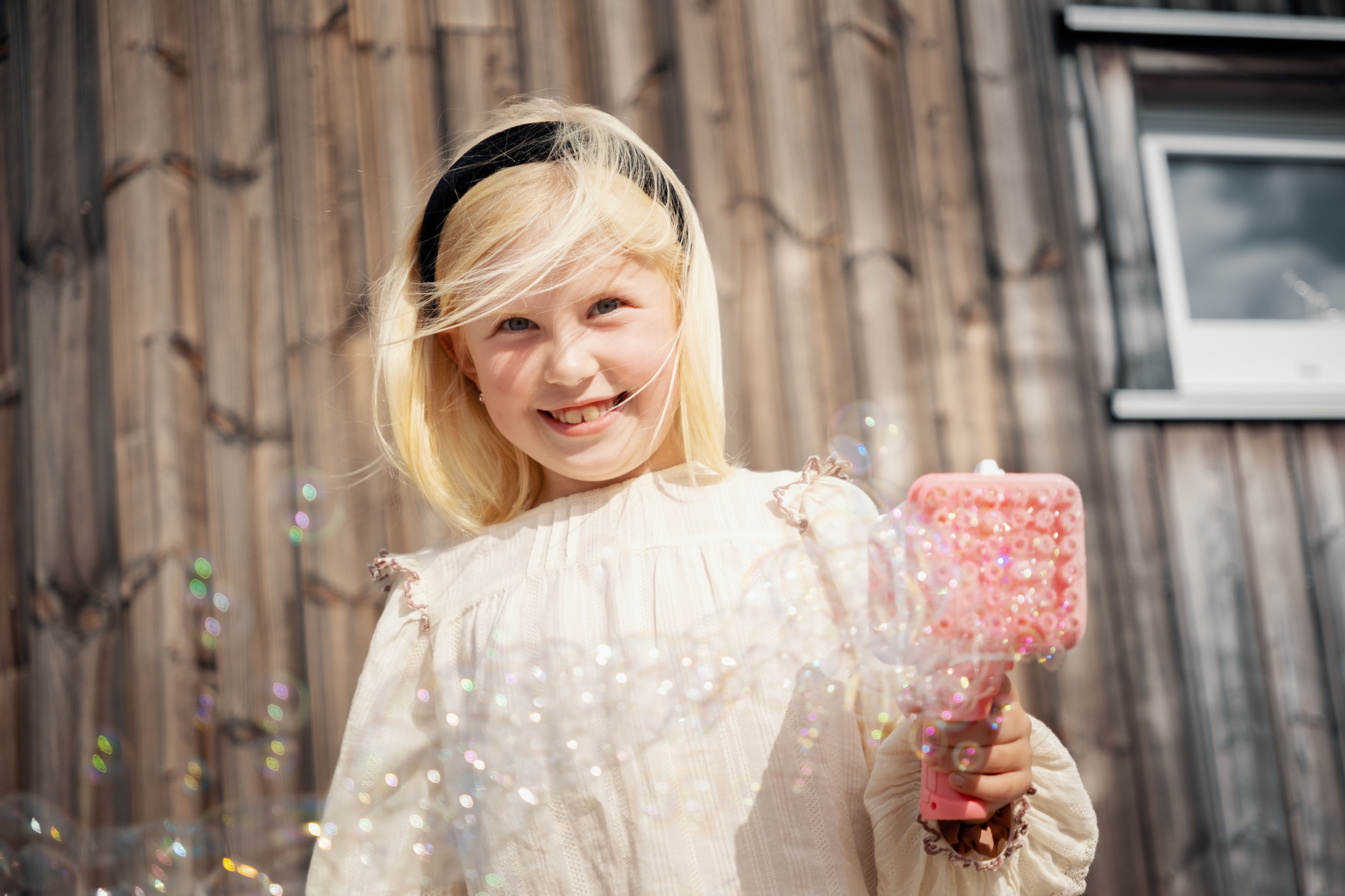 Jente som lager såpebobler