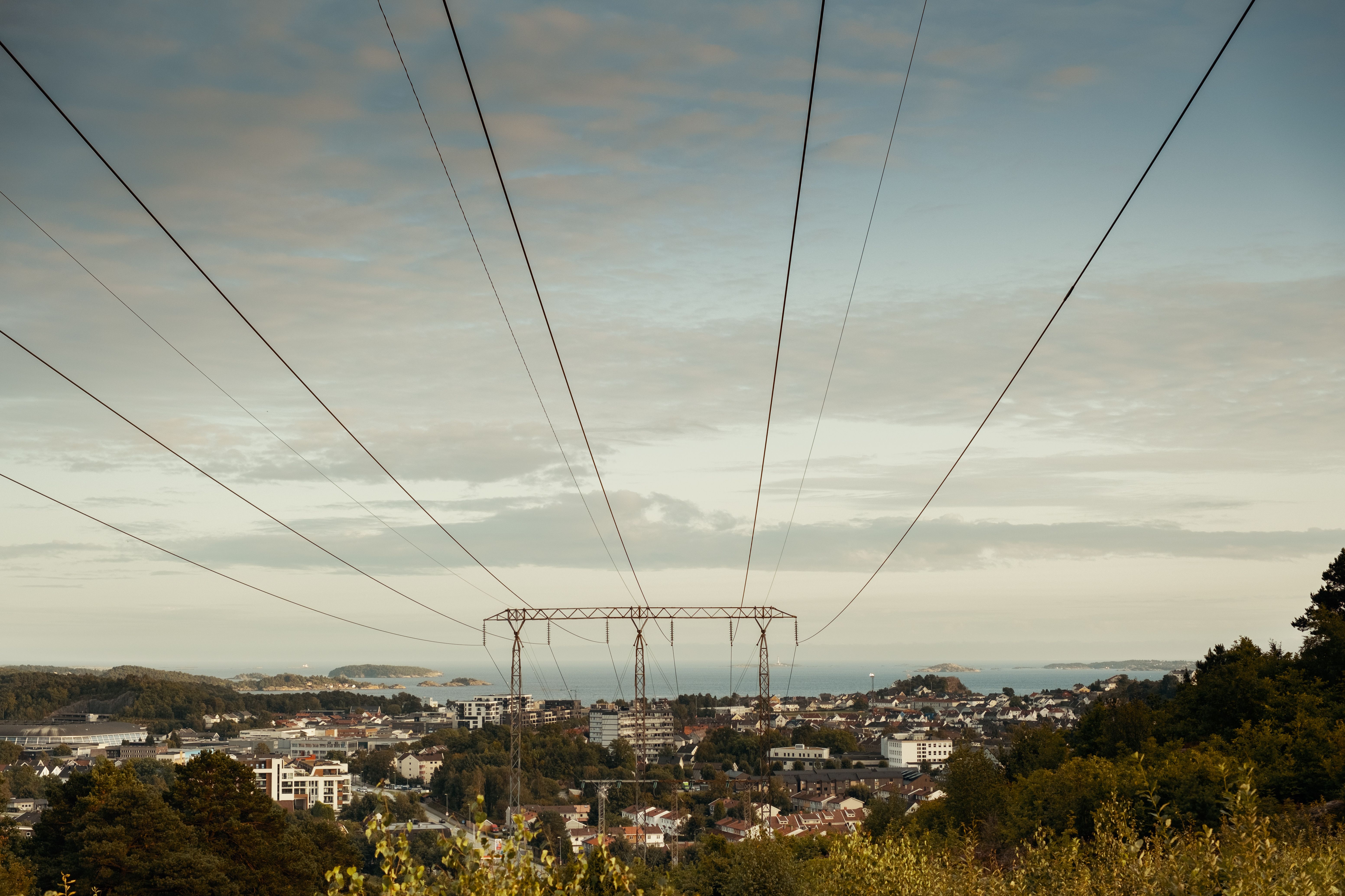 Strømnett med bebyggelse i bakgrunnen