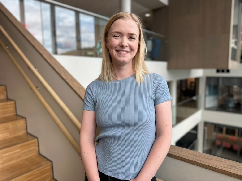 Dame smiler i en trapp