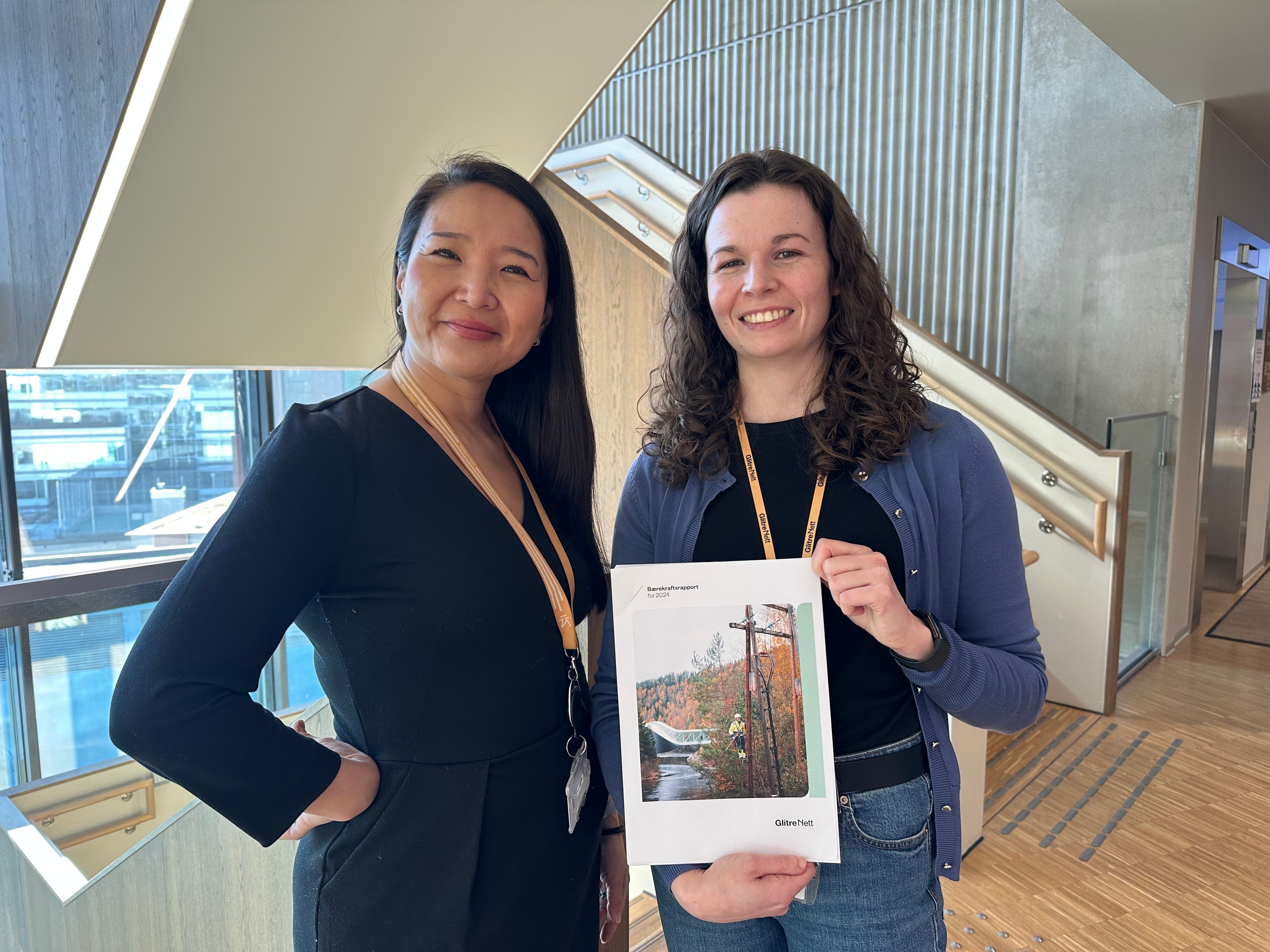 Line og Judith poserer med bærekraftsrapporten