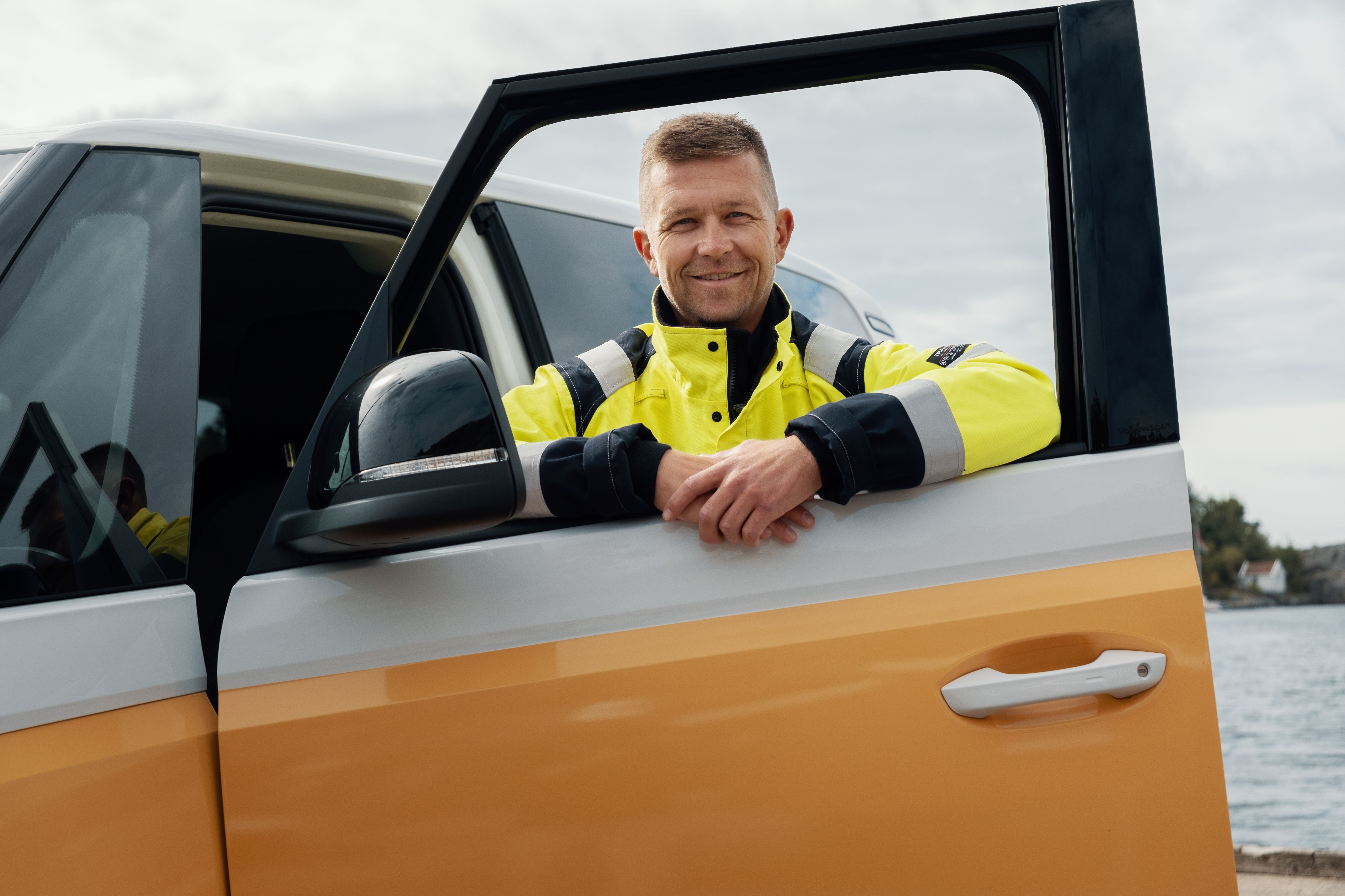 Montør i bilvinduet til en Glitre Nett bil.