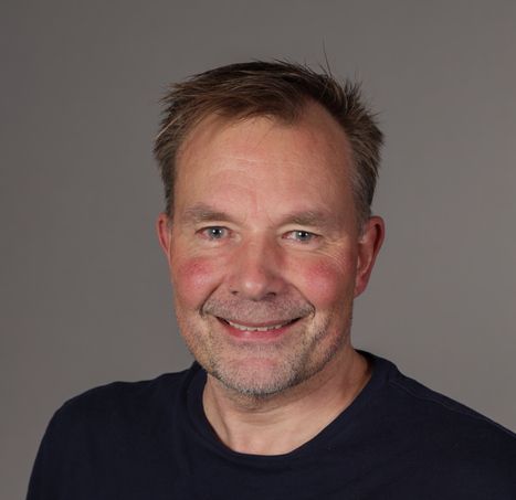 Portrett av mann som smiler