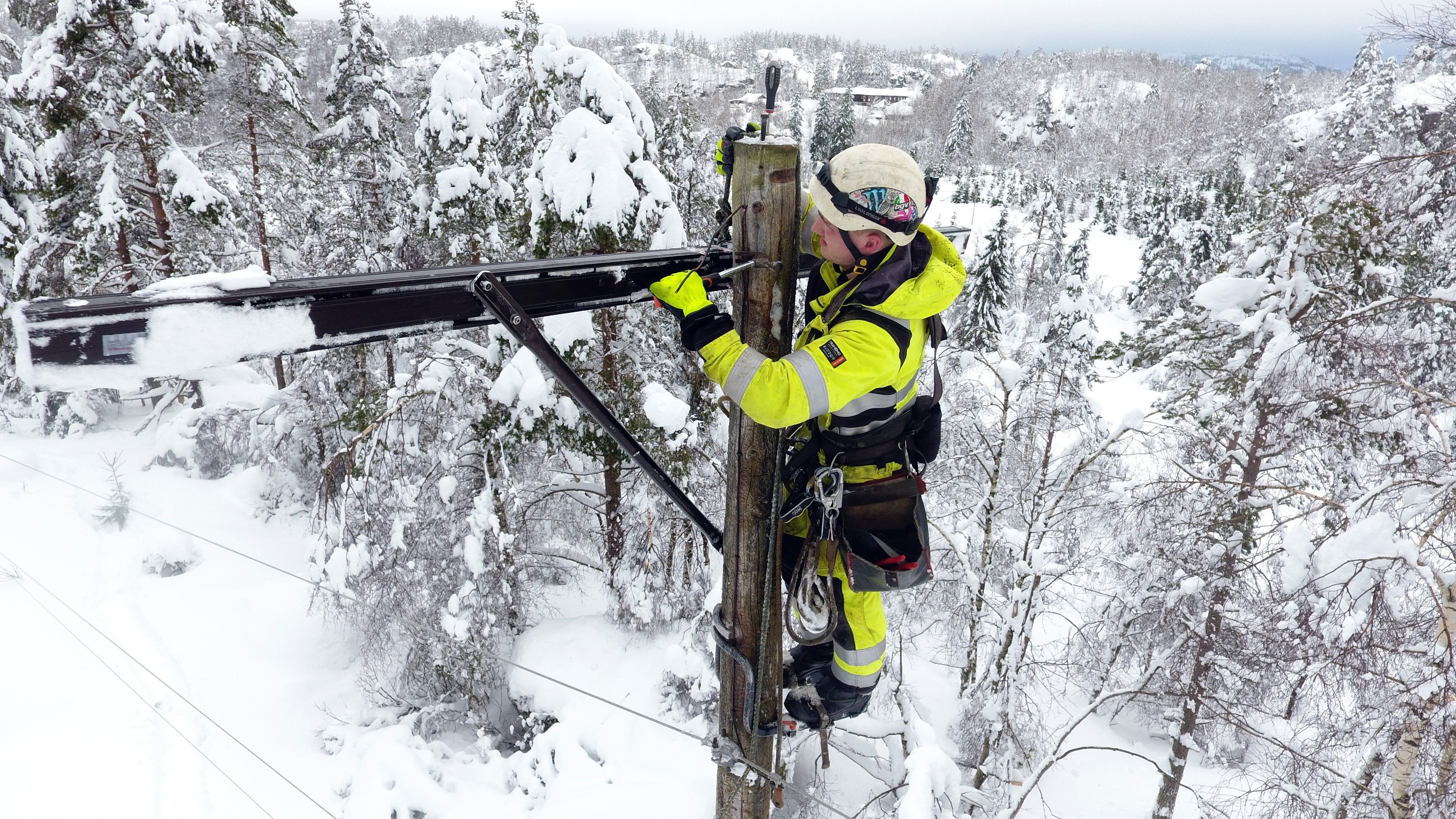 Montør jobber i mast