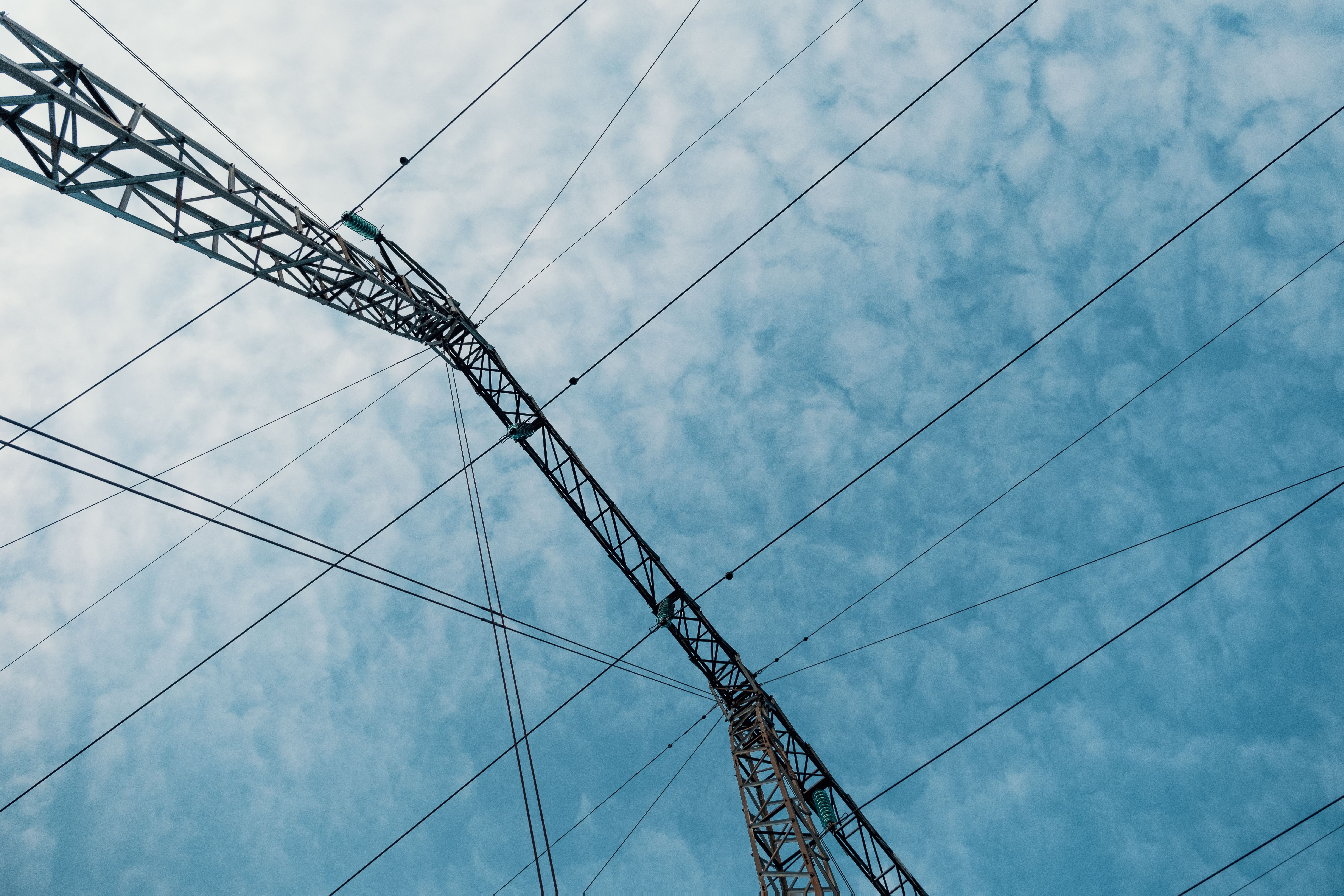 Strømnett og blå himmel med skyer