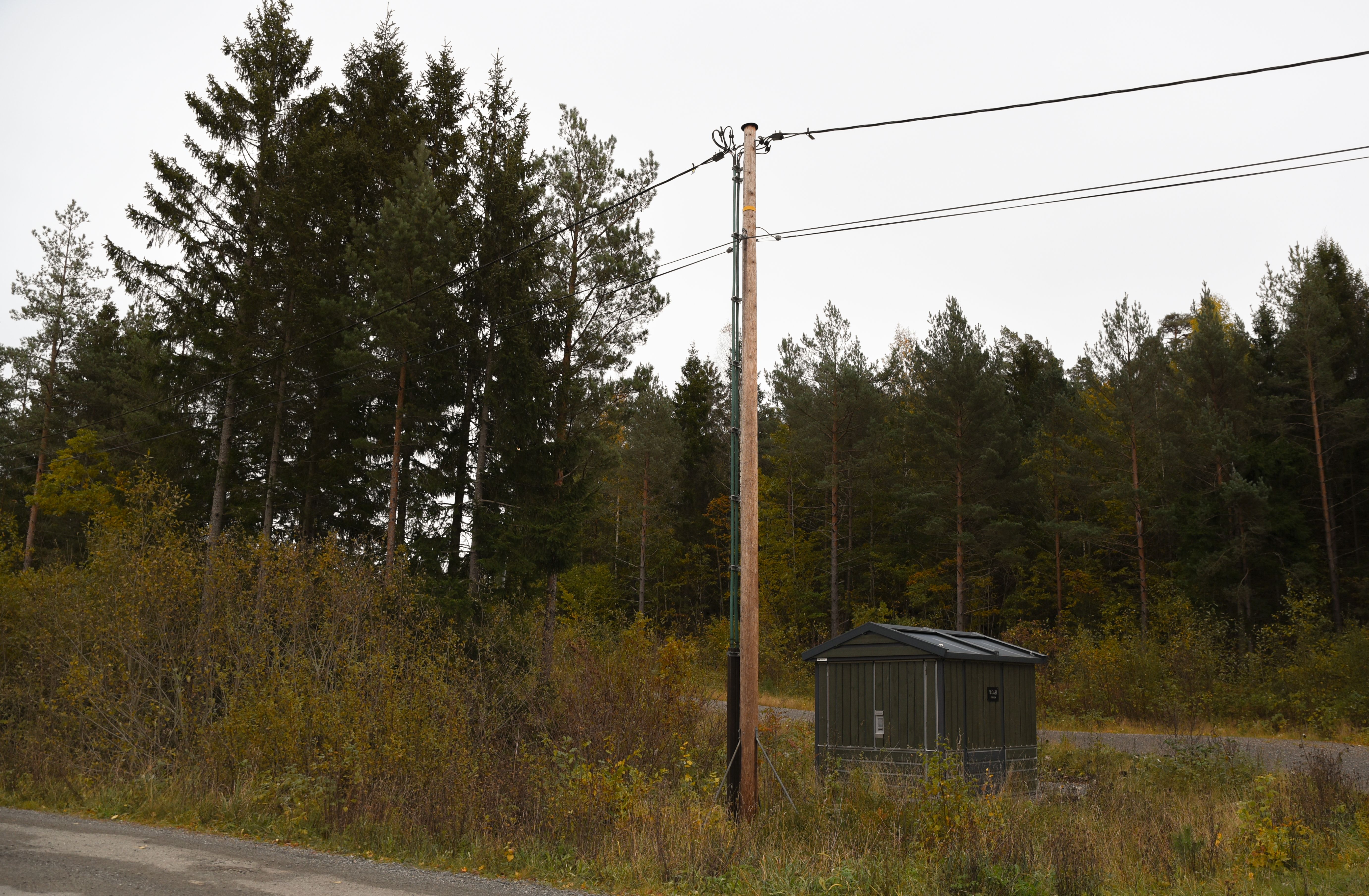 Fellesføring stolpe med gult merkeband og nettstasjon