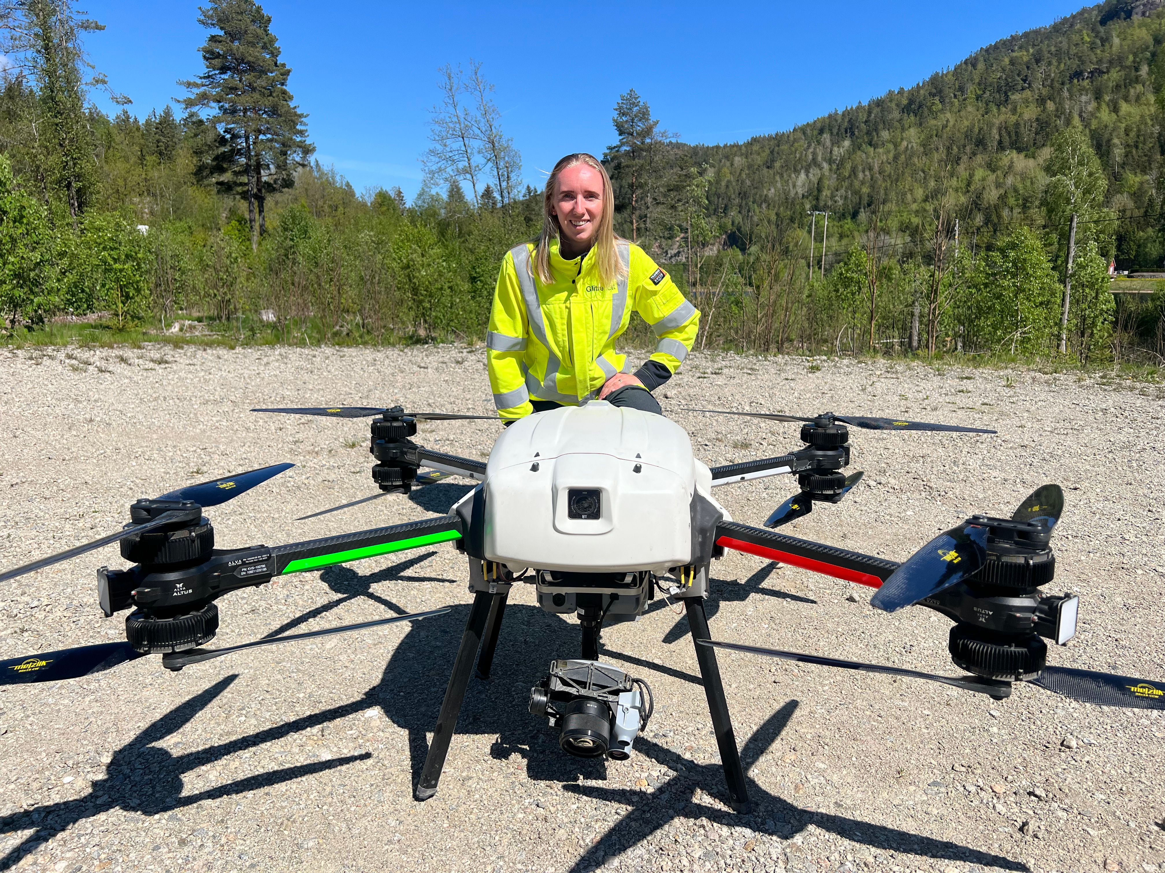 Kvinnelig ansatt sammen med drone