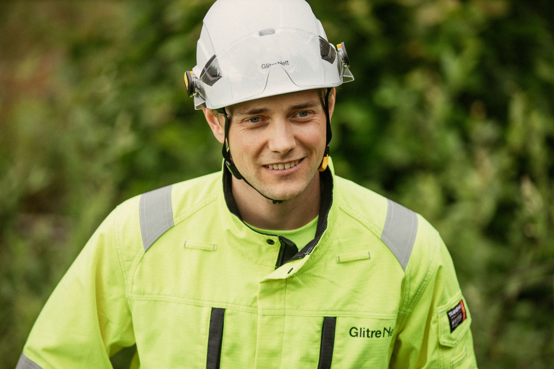 Mann med arbeidstøy og hjelm