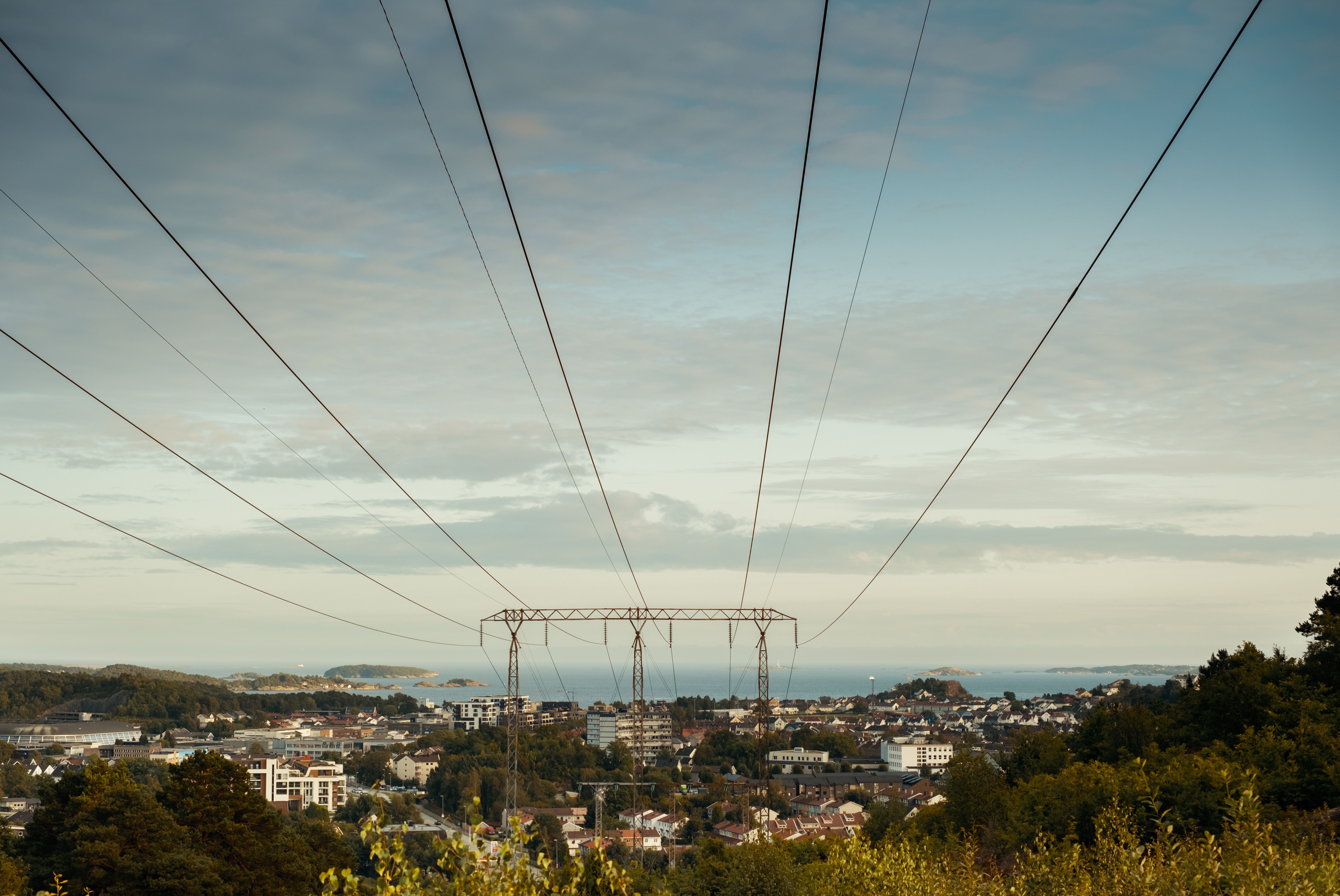 Strømnett, himmel og by