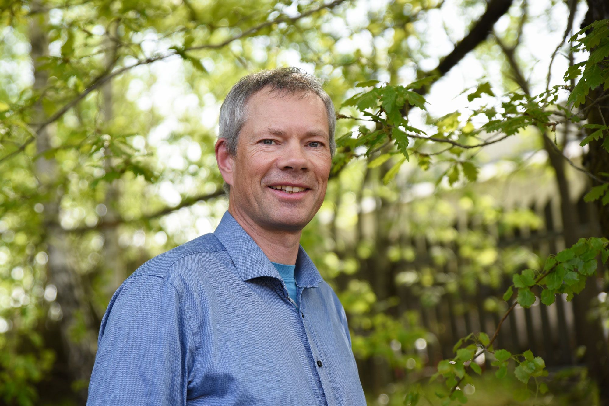 Profilbilde mann, ute i skog