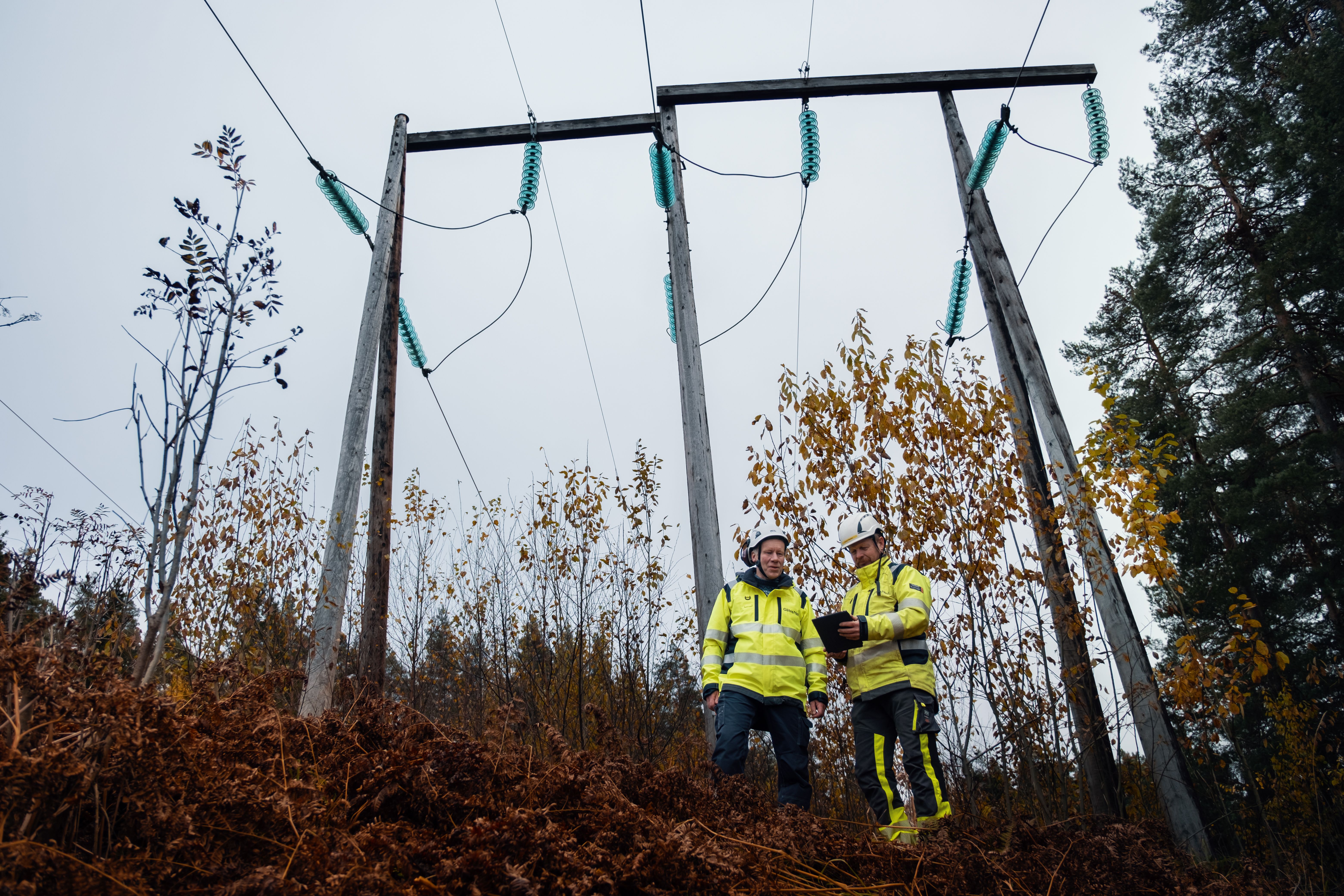 Energimontører foran strømmast