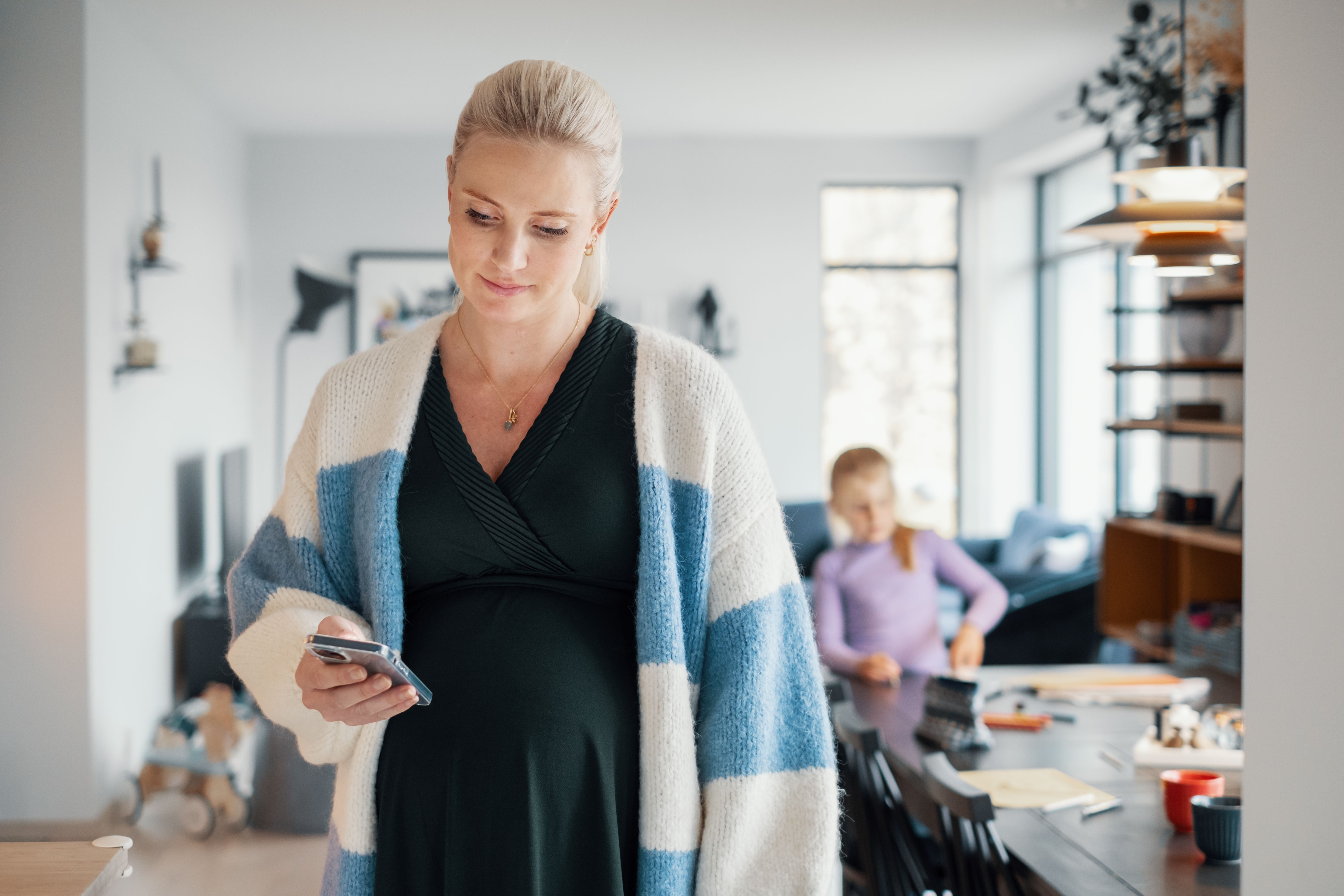 Dame som leser på mobil