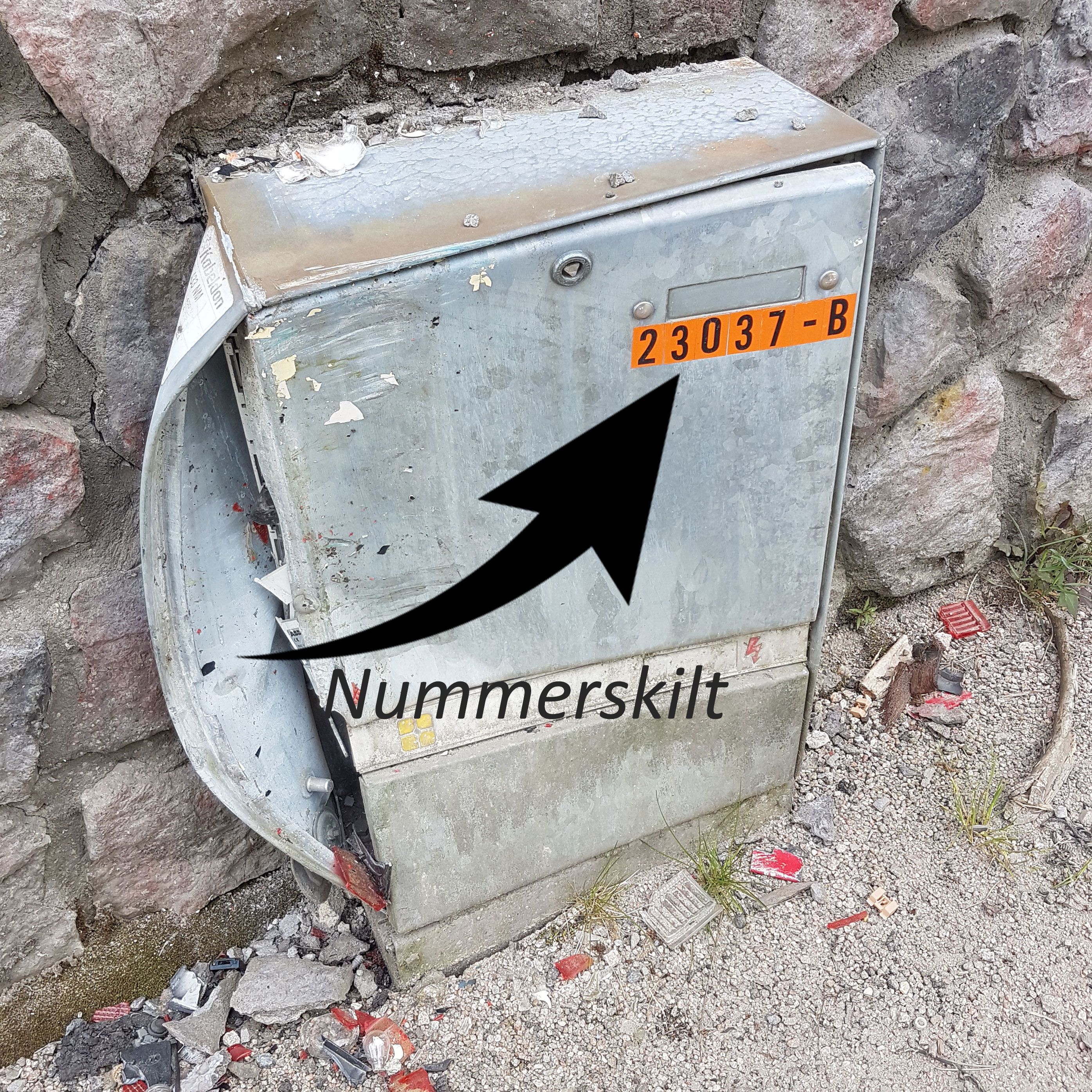 Ødelagt strømskap med pil som viser nummerskilt.