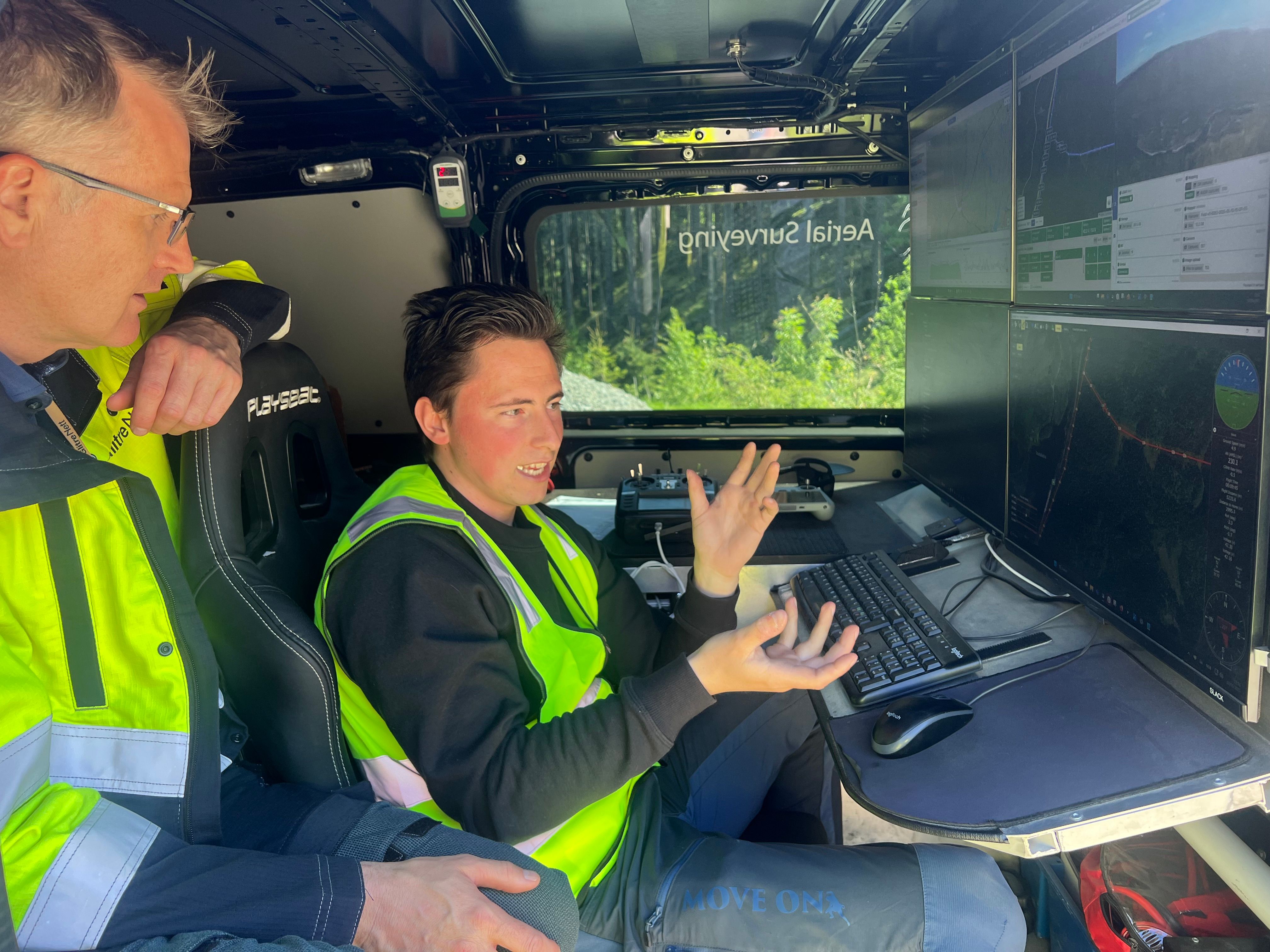 To personer analyser bilder fra droneinspeksjonen