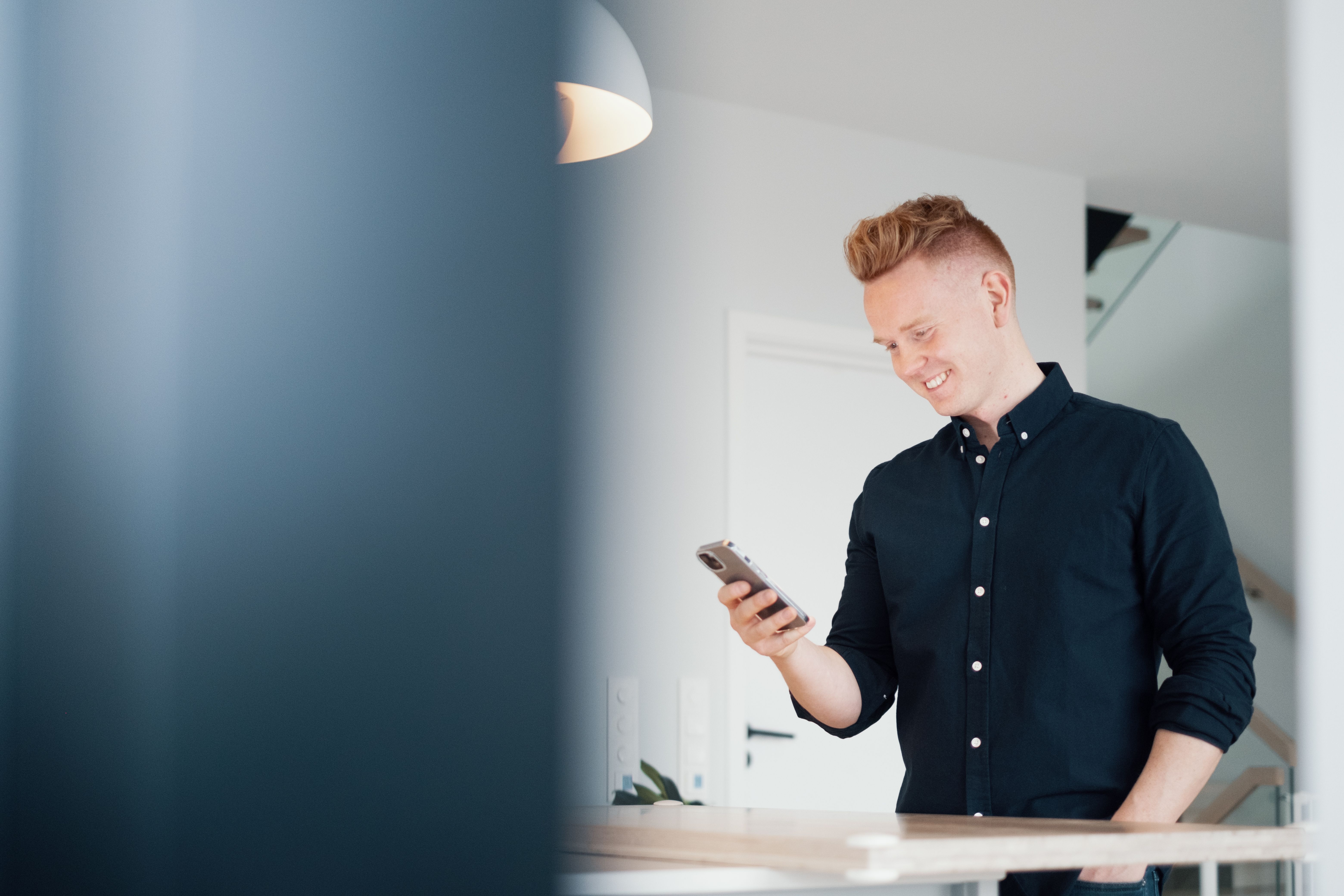 Mann som leser på mobil