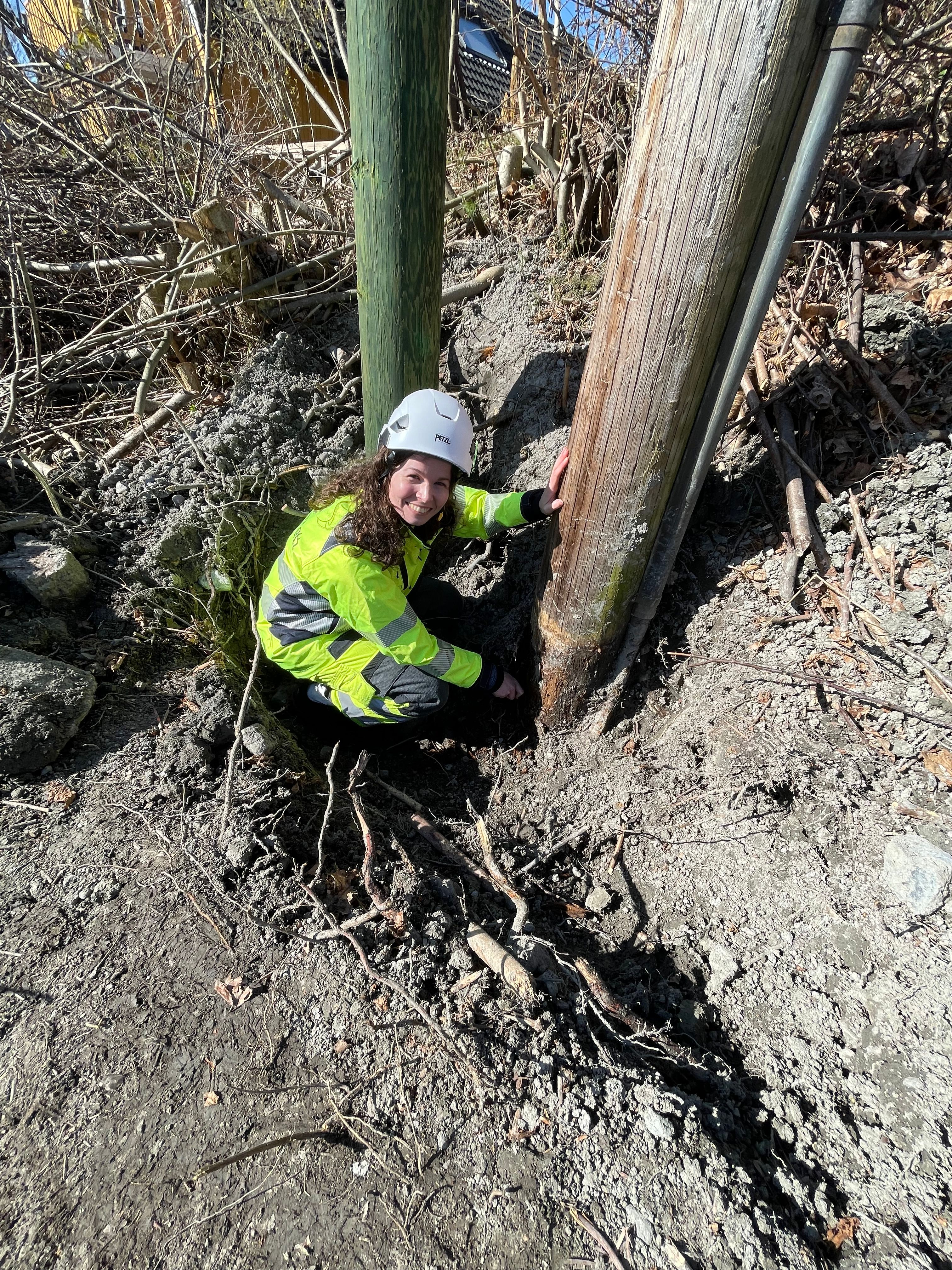 Judith poserer med strømstolpe