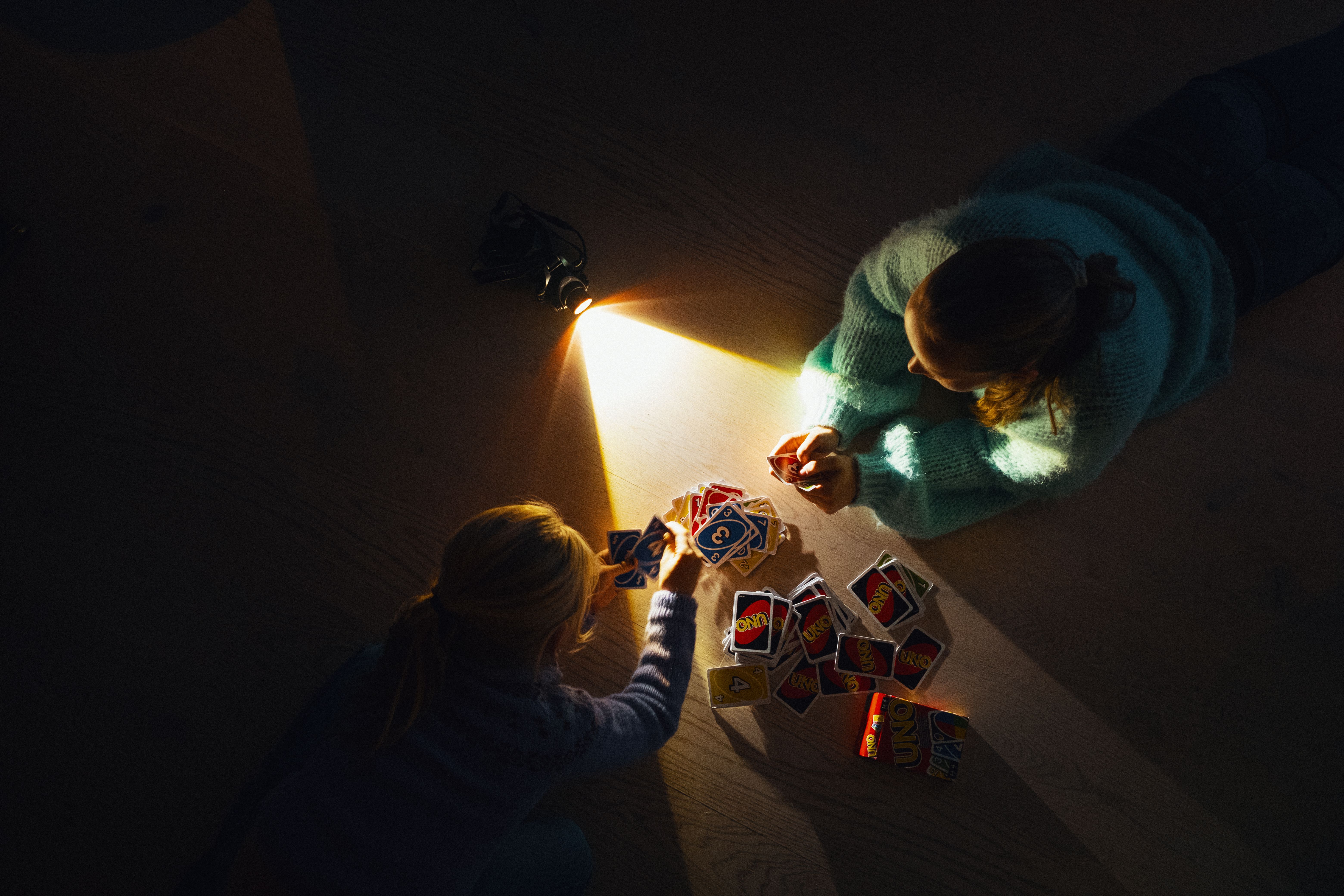 Kortspill i lys av en lommelykt