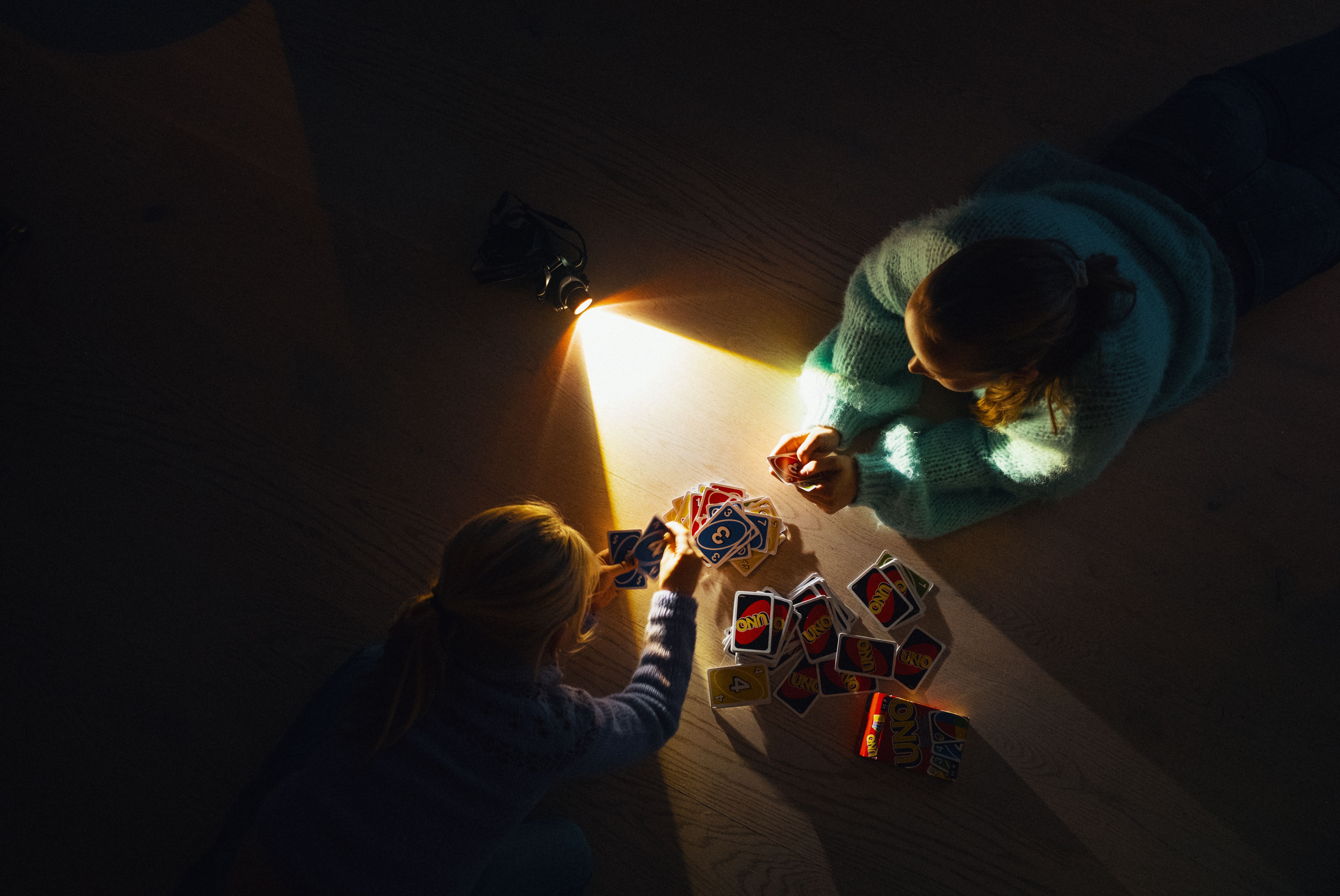 Kortspill i mørket med lommelykt