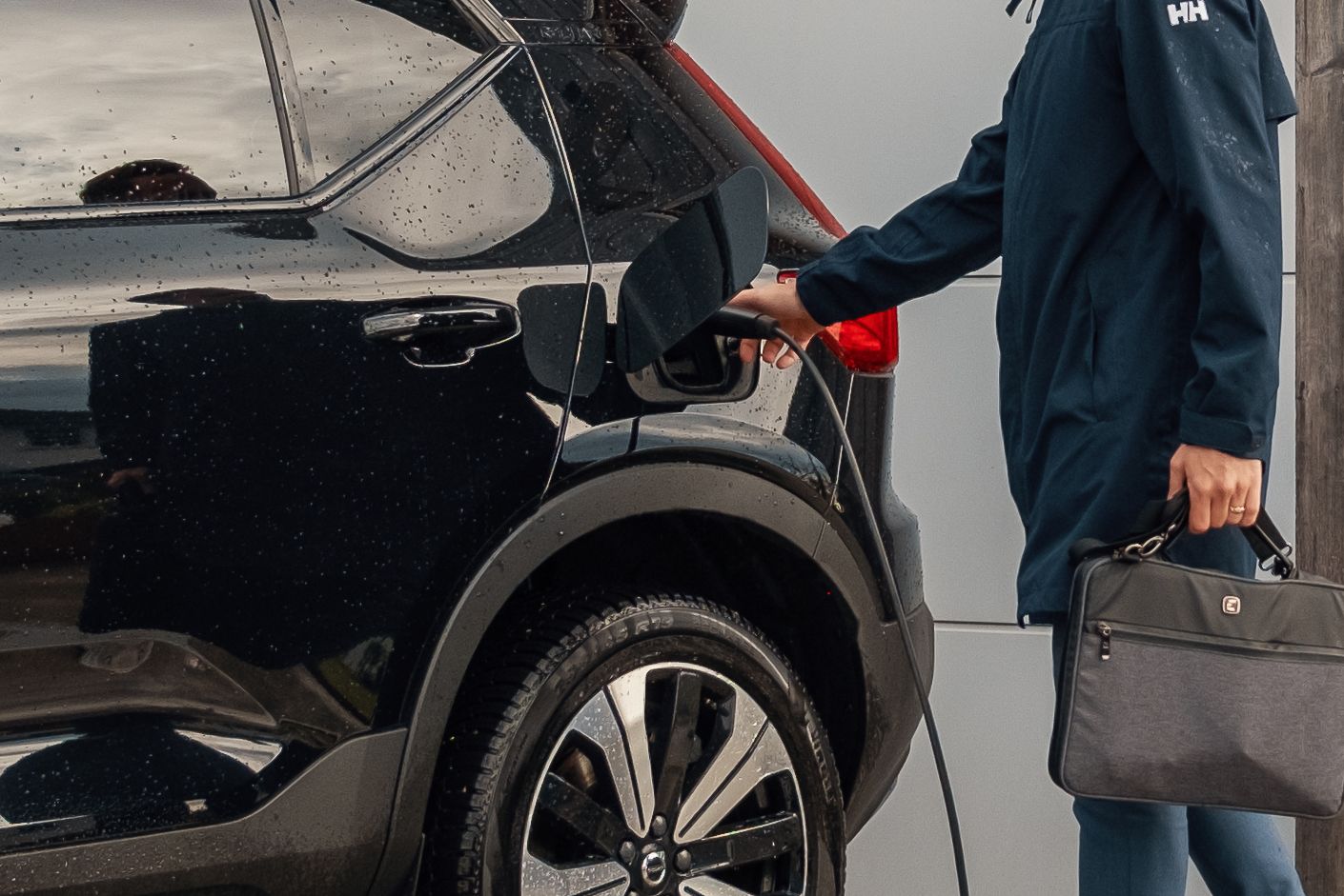 Mann som lader elbil