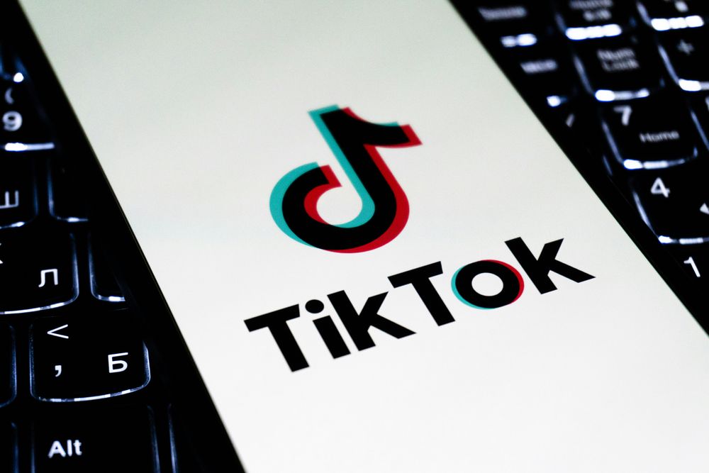 Logo de TikTok en la pantalla de un móvil