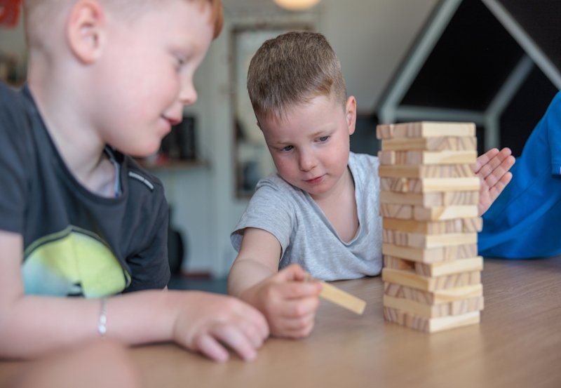 3 kinderen verven en laten vieze handen zien