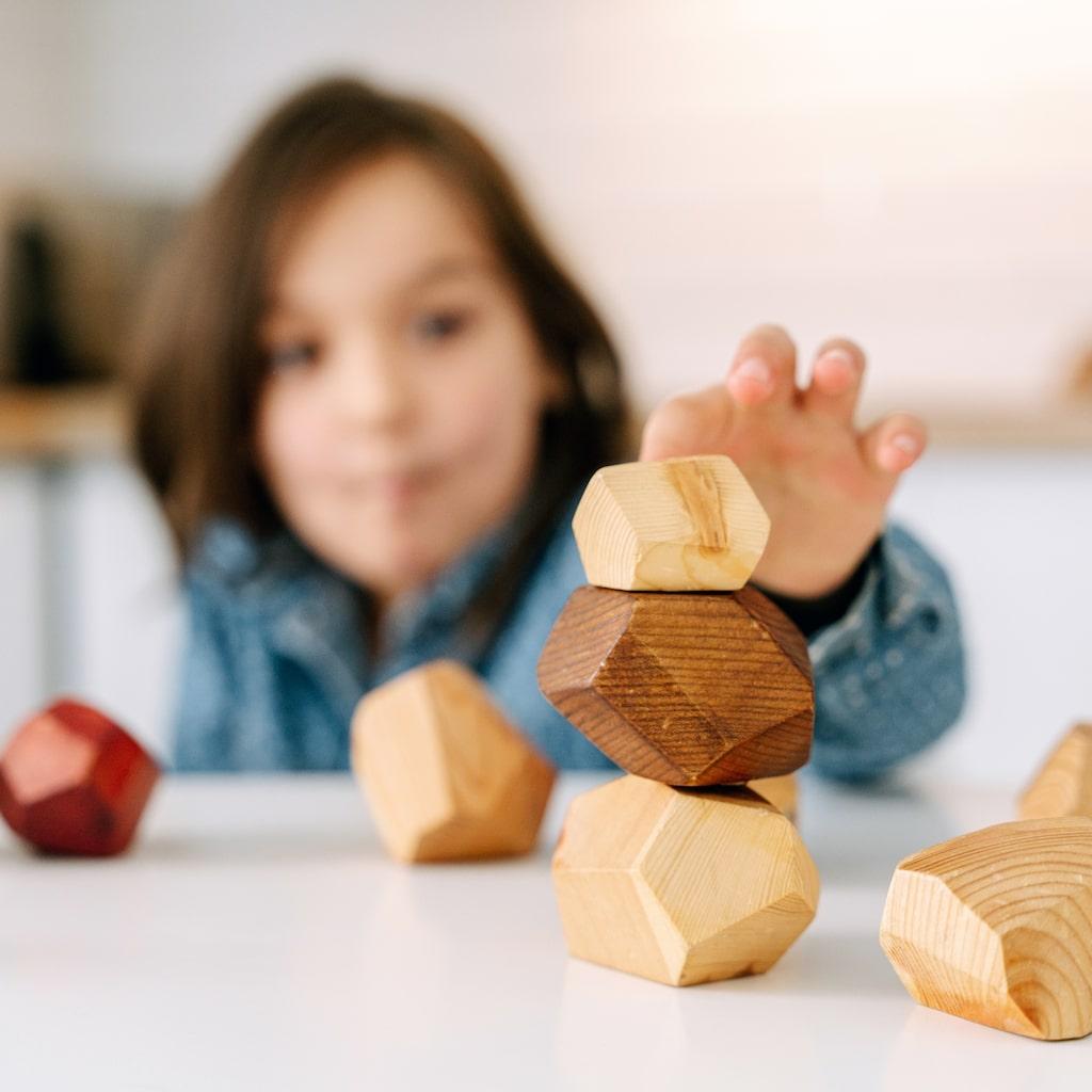 Kind op kinderopvang bouwt blokkentoren