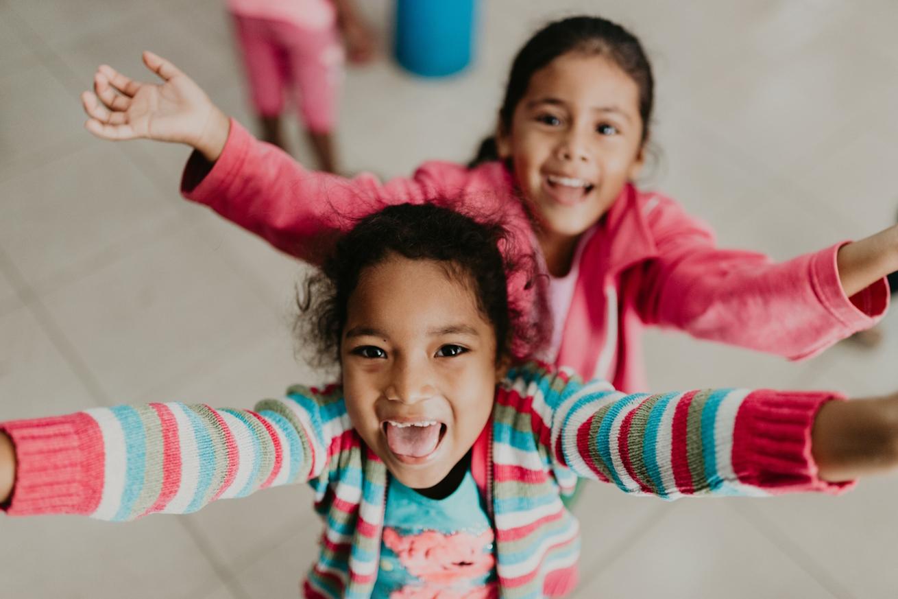 Blije kinderen met armen wijd