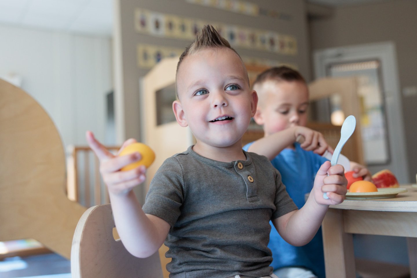 Fruitmoment tijdens de peuteropvang bij Prokino Holtenbroek