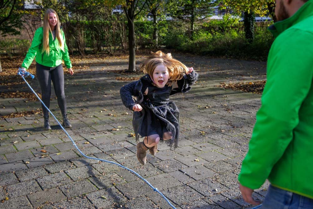 Kind met paardenbloem