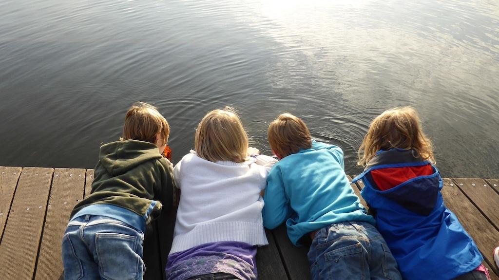 kinderen aan het water