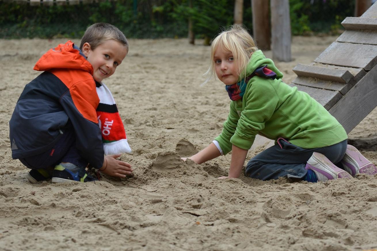 in de zandbak