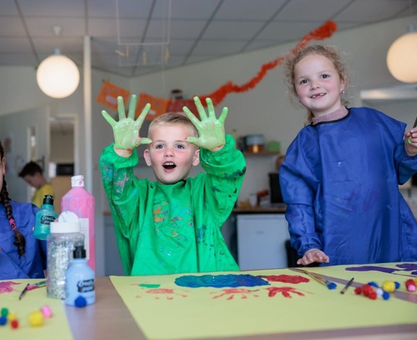 Jongen met groene handen
