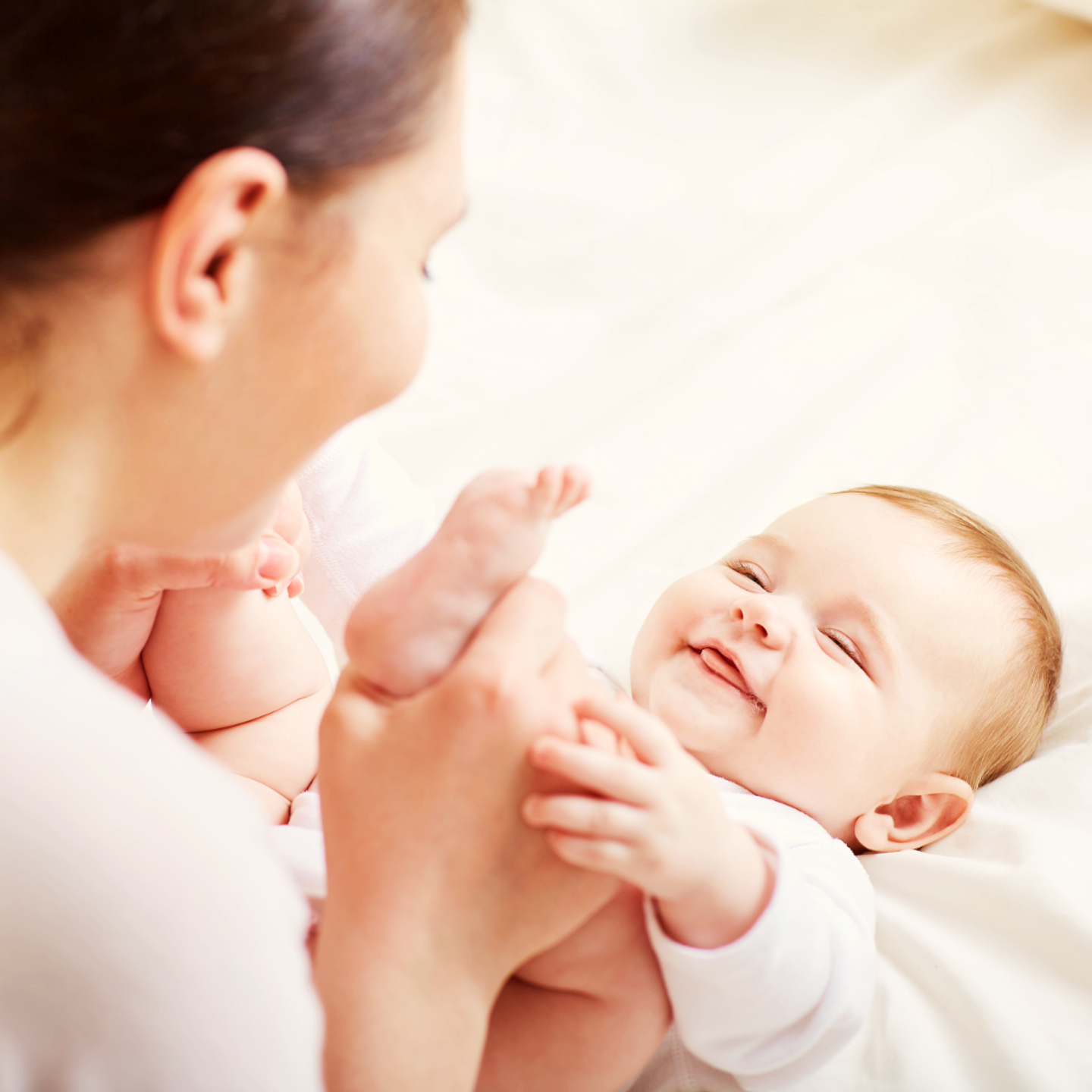 Lachende baby met moeder