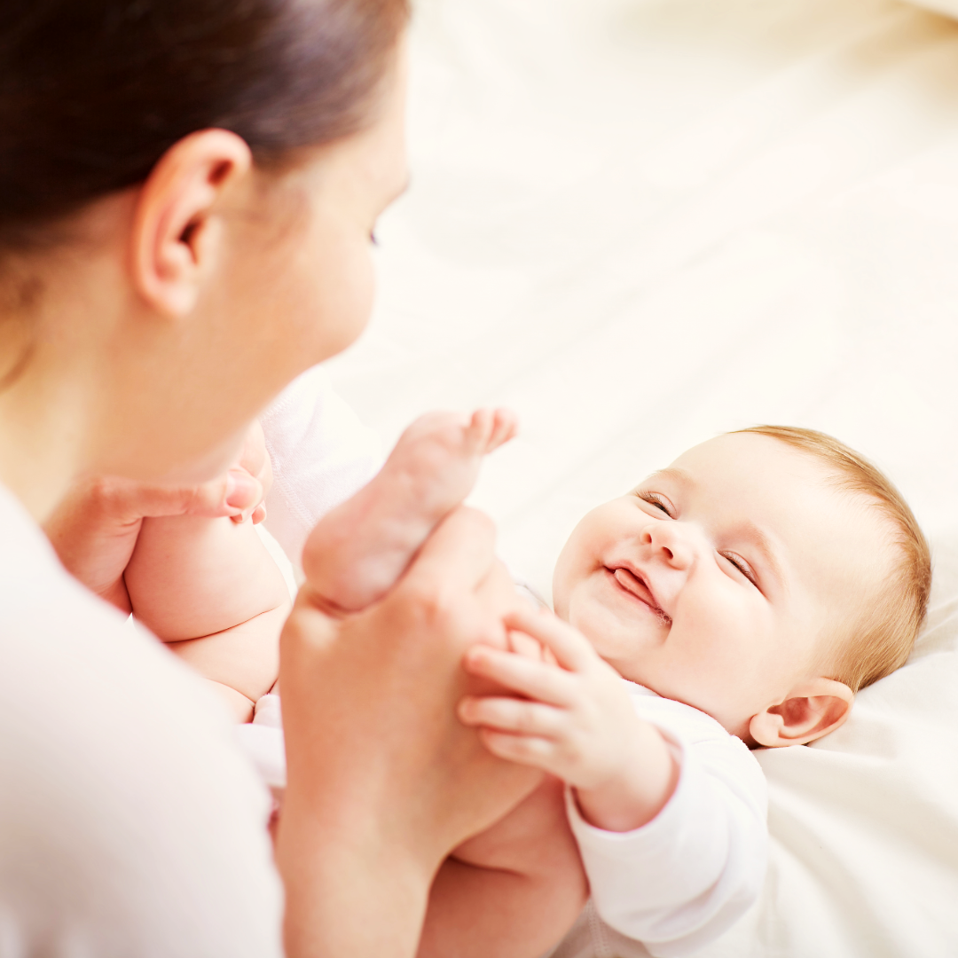 Lachende baby met moeder