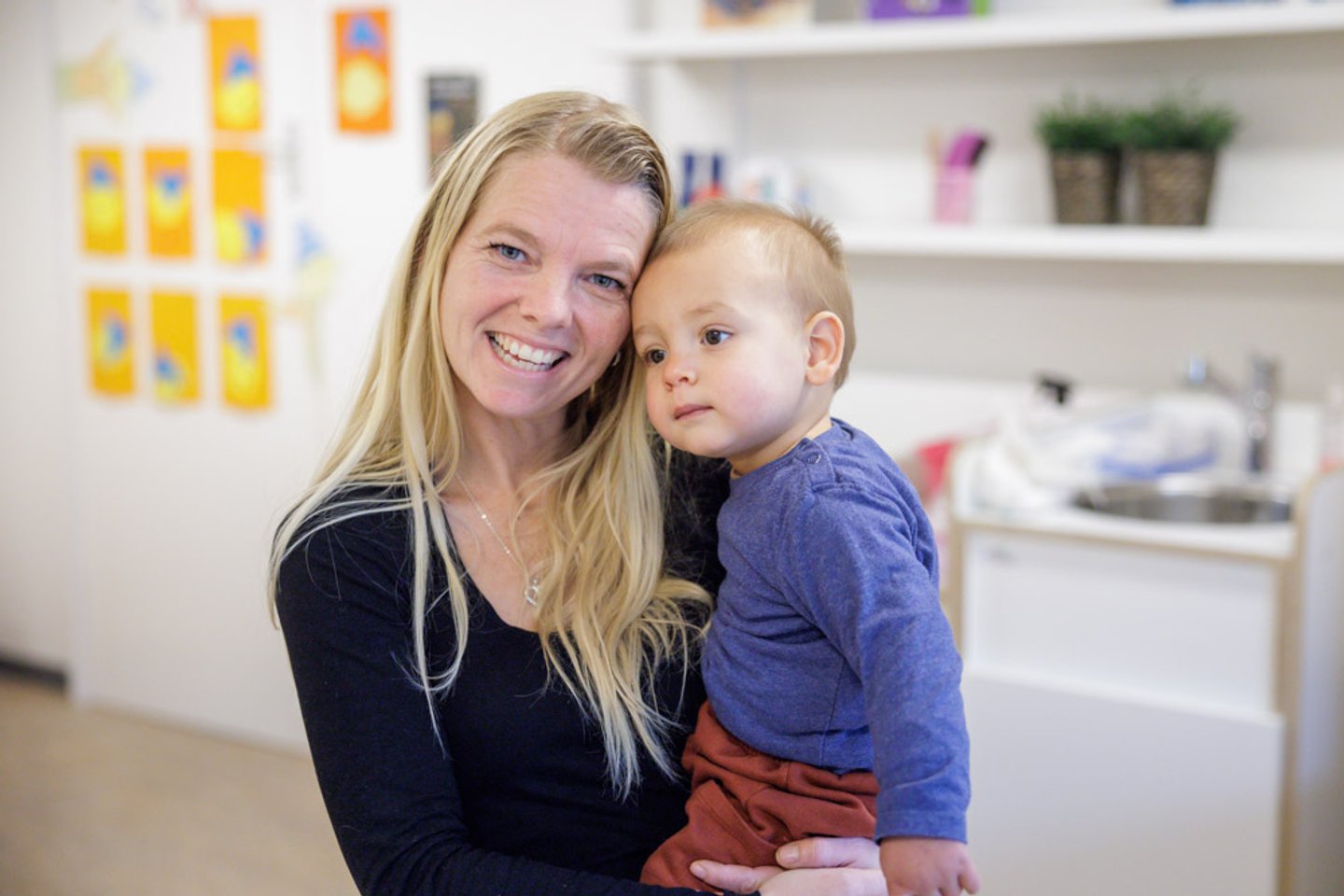 Lachende baby met moeder