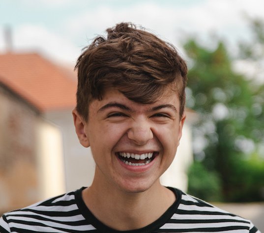 lachende jongen